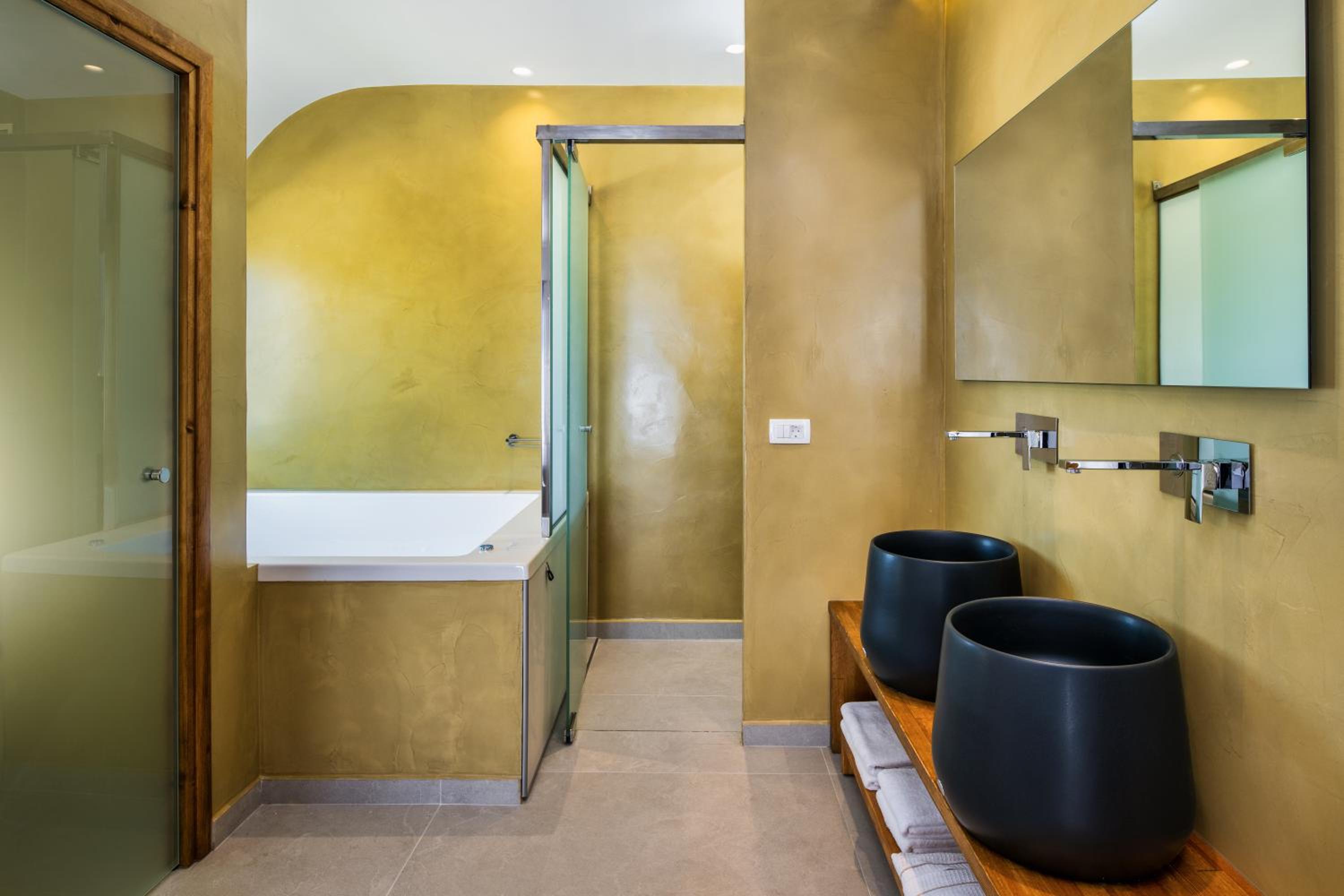 King Suite with Spa Bath - Photo 3