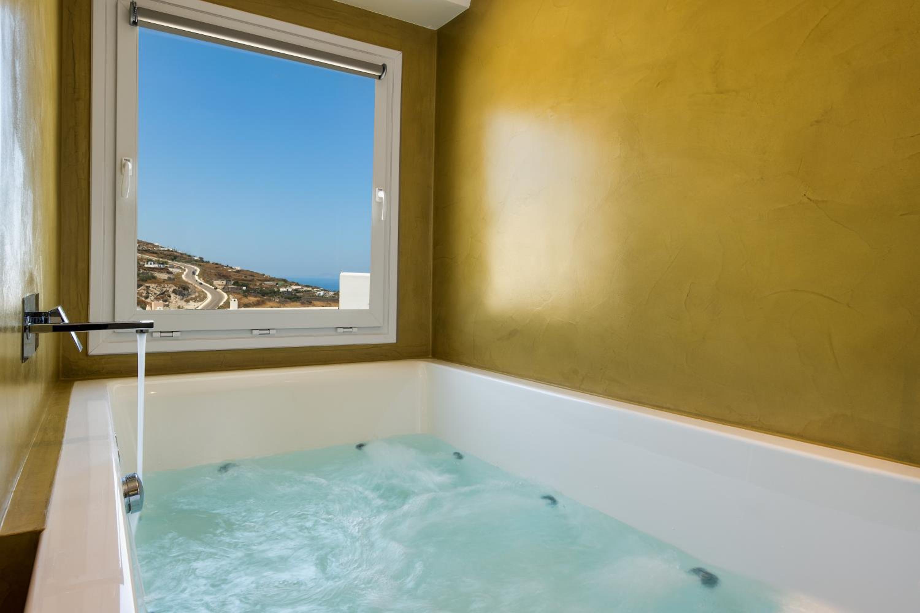 King Suite with Spa Bath - Photo 5