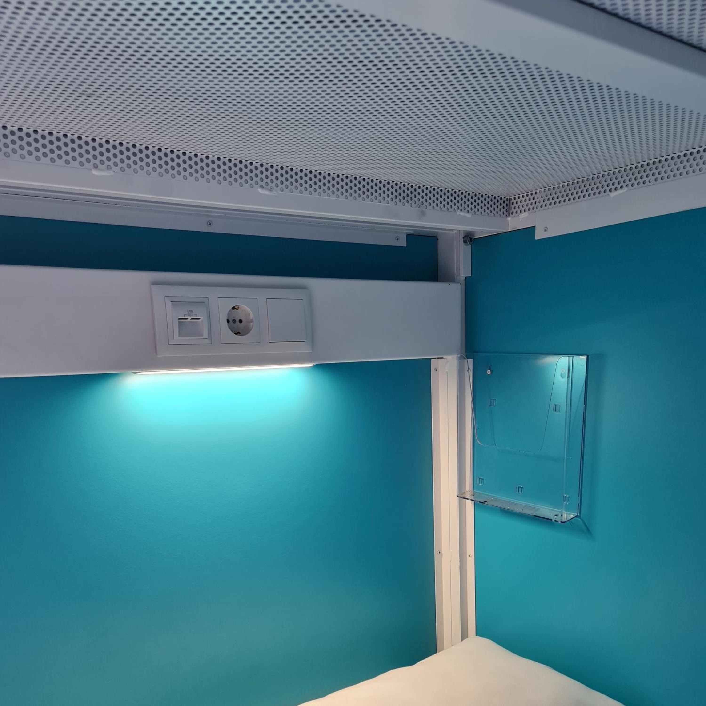 Cama litera en dormitorio mixto