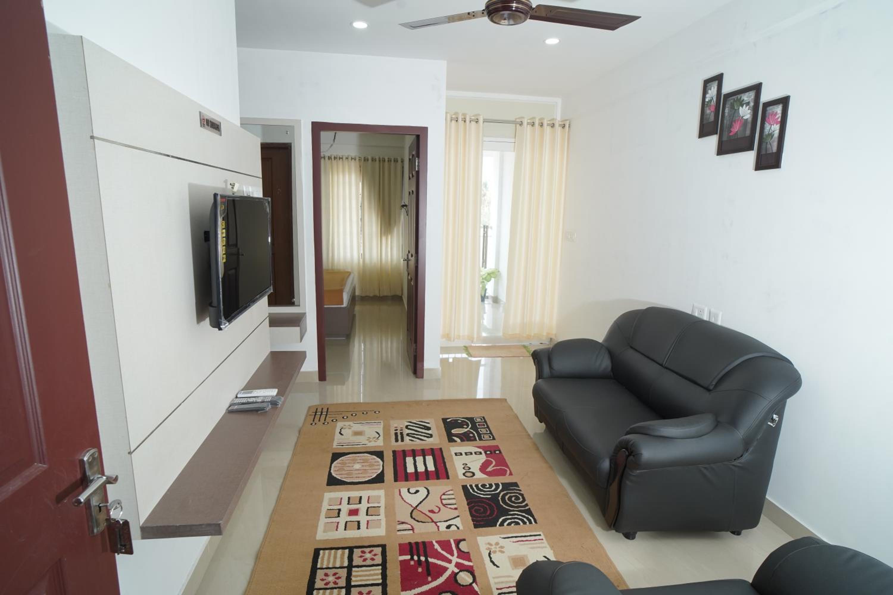 Deluxe Double Room with Balcony - Photo 2