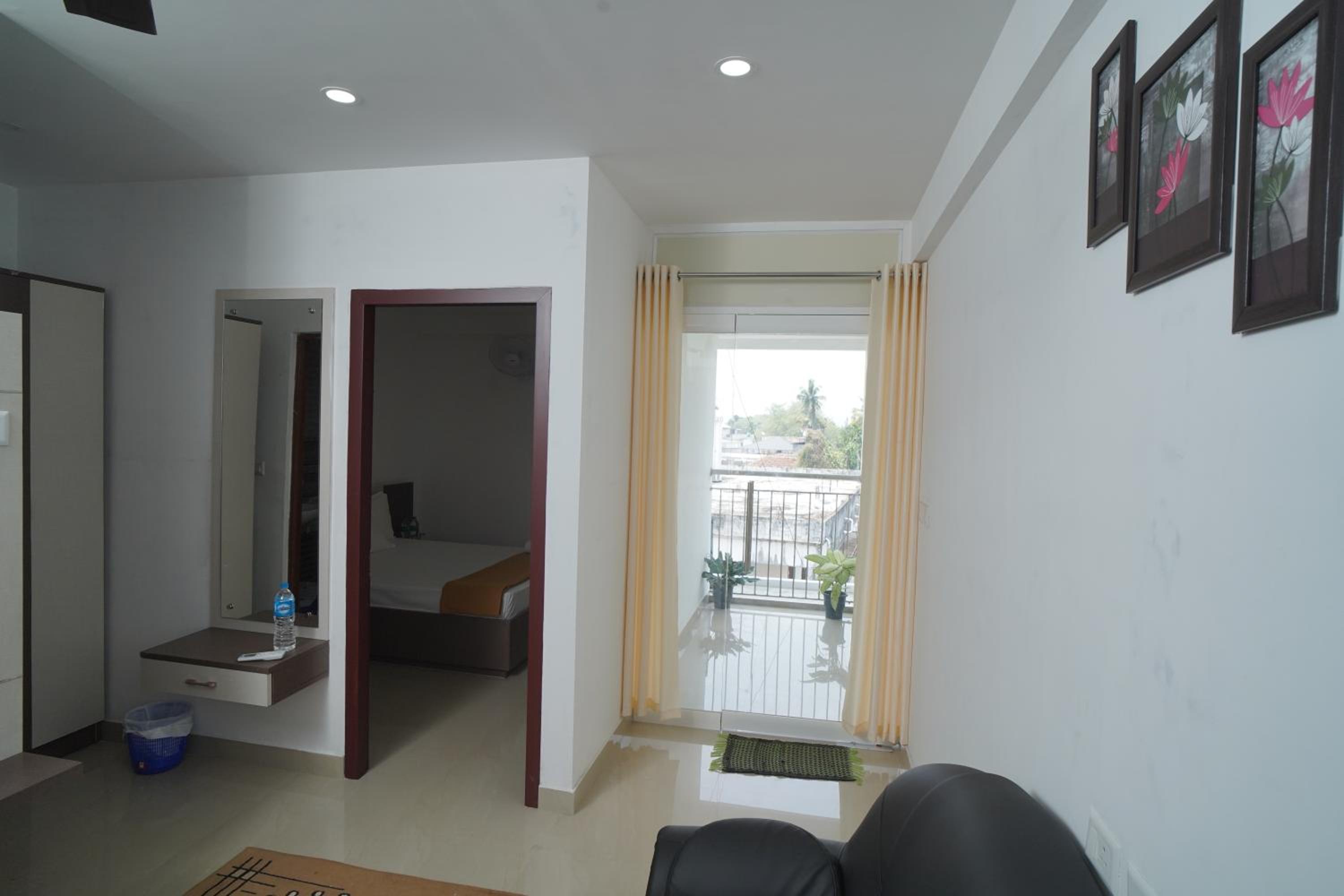 Deluxe Double Room with Balcony - Photo 3