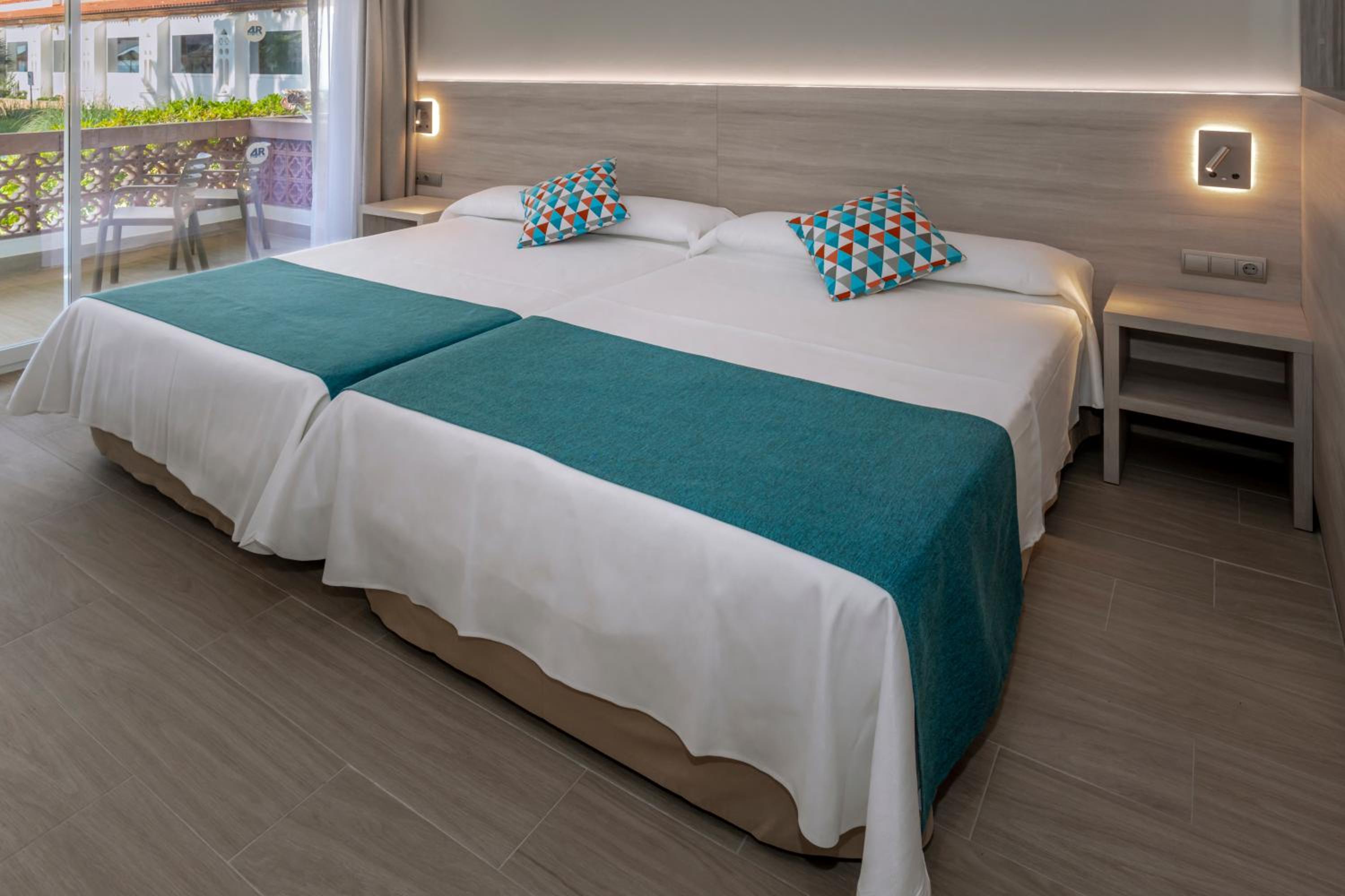 Double Room with Side Sea View (2 Adults) - Photo 5