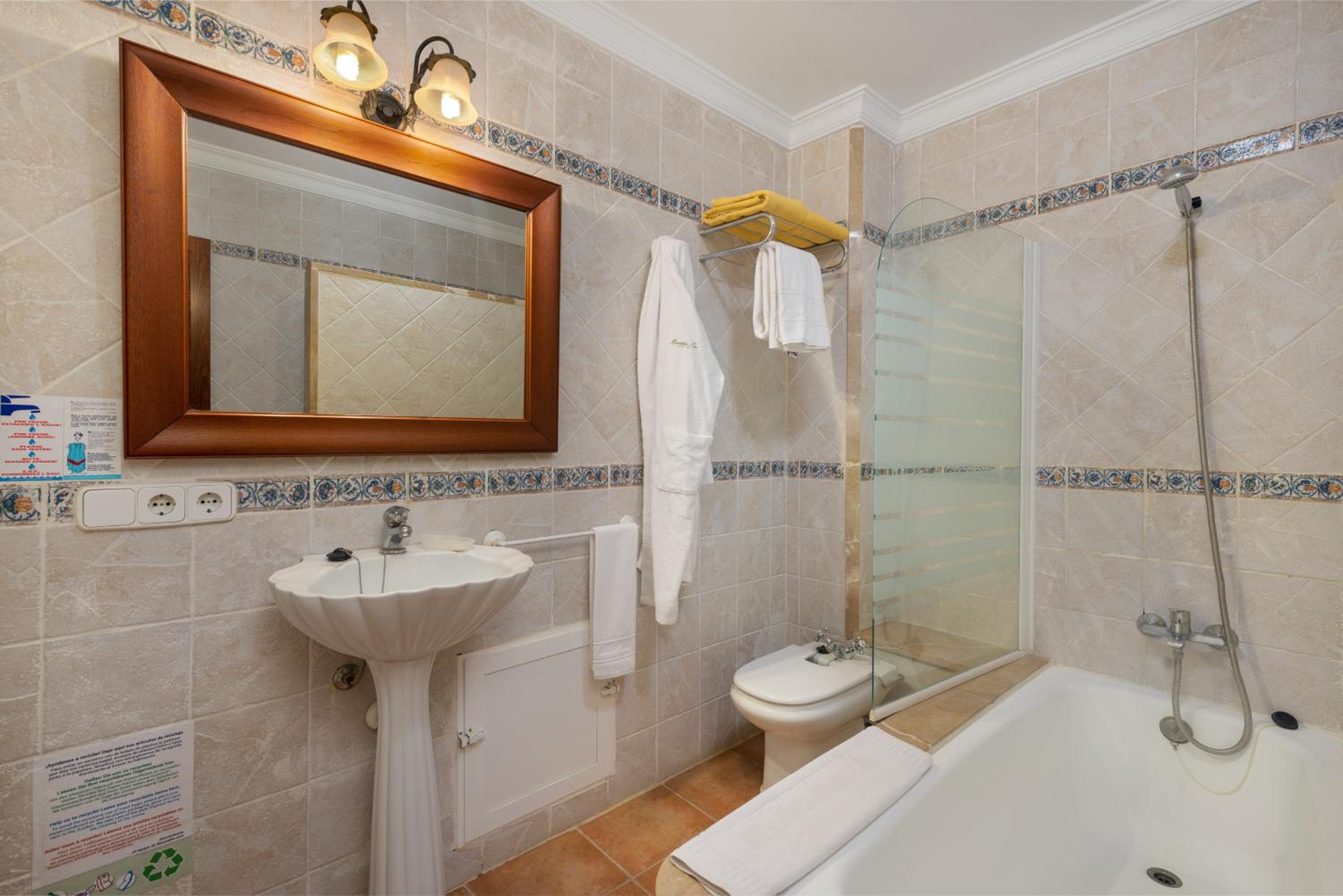 Habitación Familiar con acceso gratuito al spa. Habitación Familiar con acceso gratuito al spa.