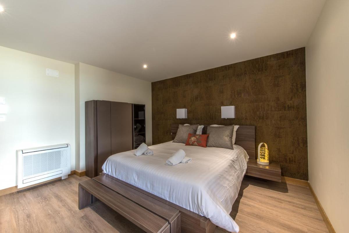 Three-Bedroom Apartment with Lake View photo 2