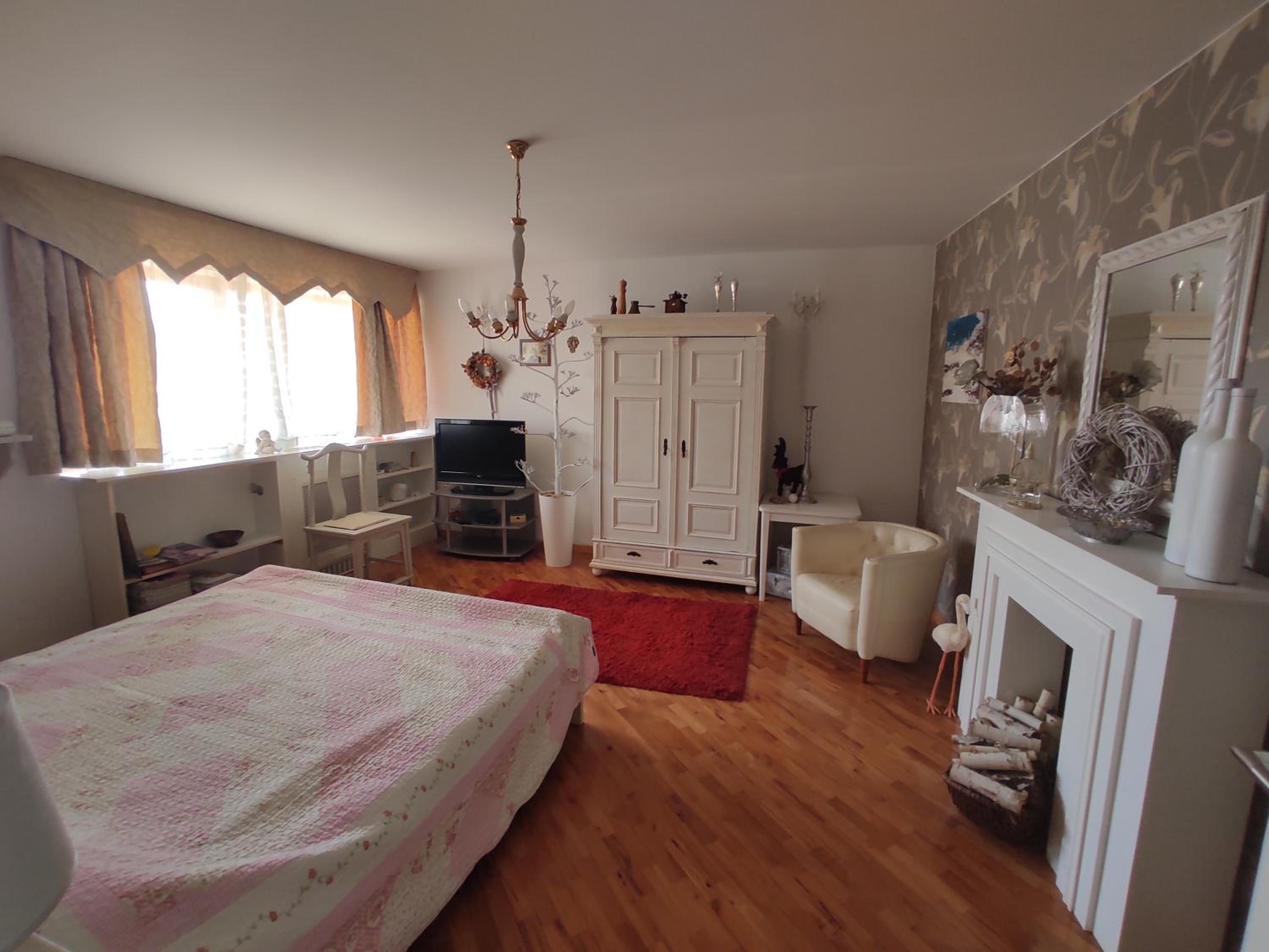 One-Bedroom Apartment - Photo 1