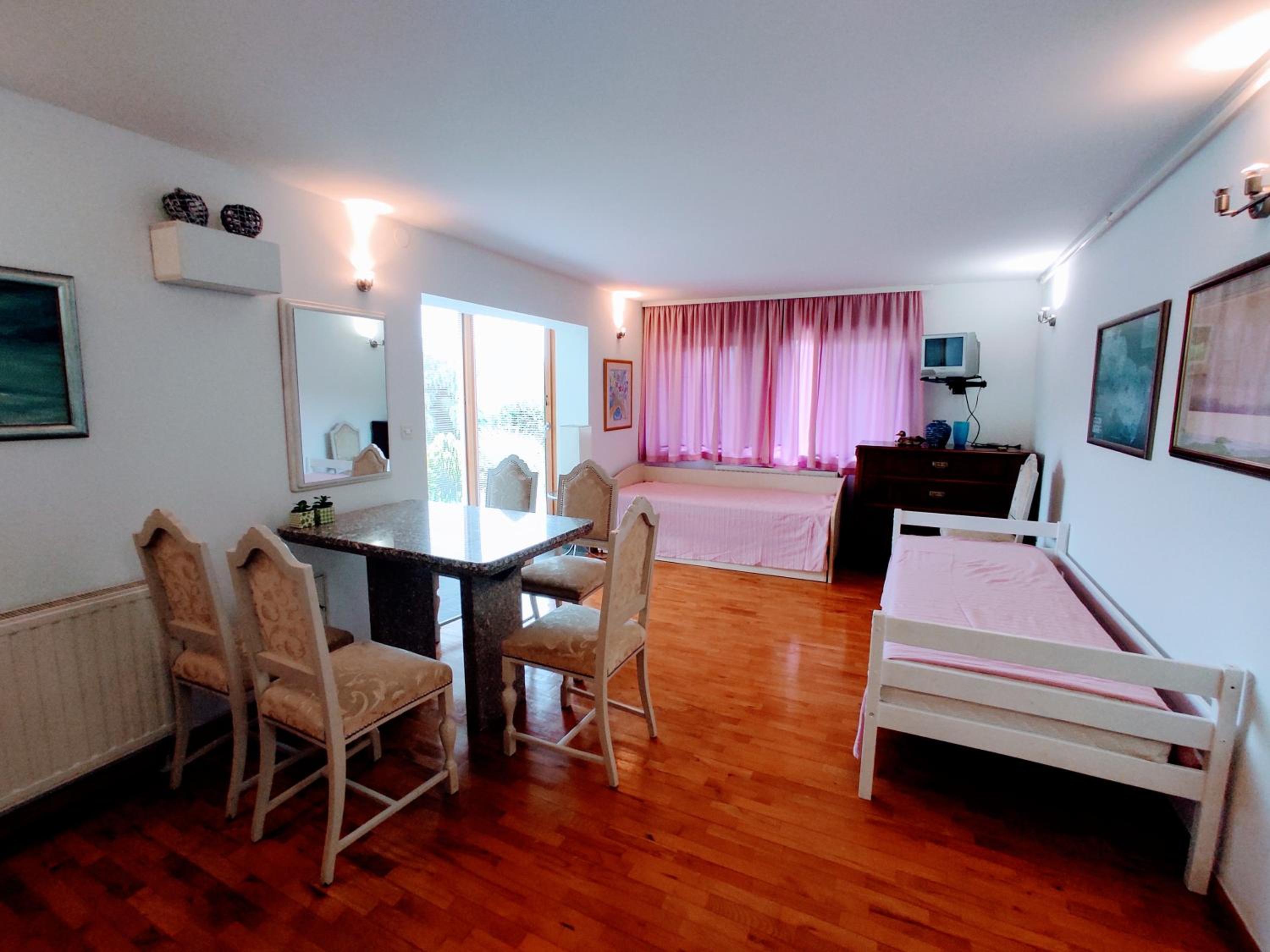 One-Bedroom Apartment - Photo 3