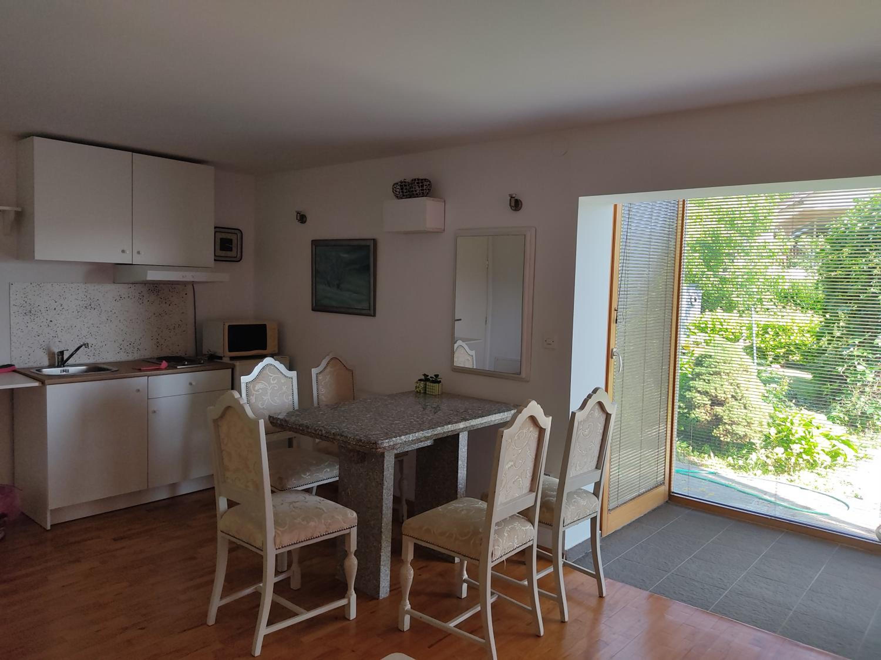 One-Bedroom Apartment - Photo 4
