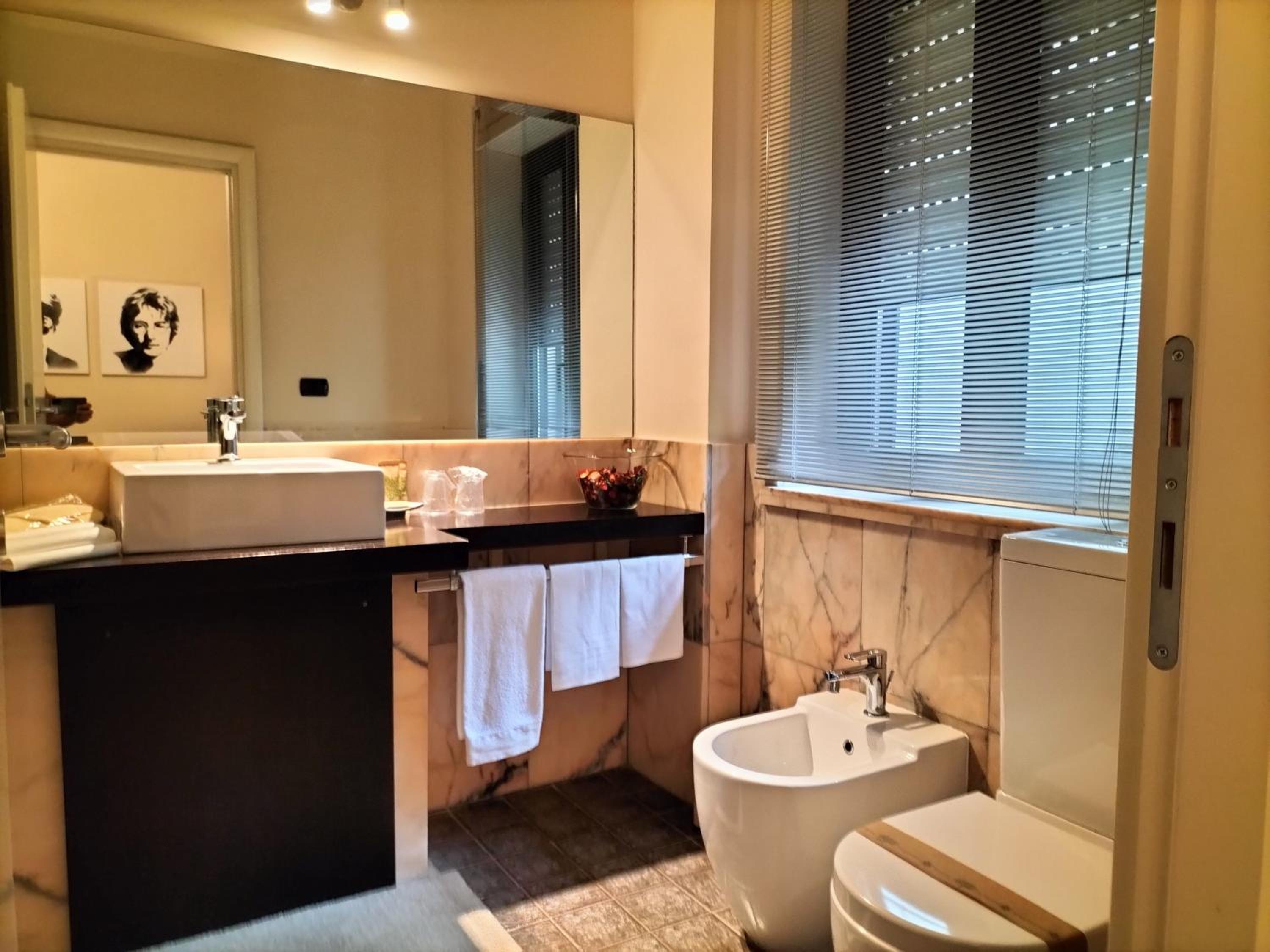 Deluxe Room - Photo 13