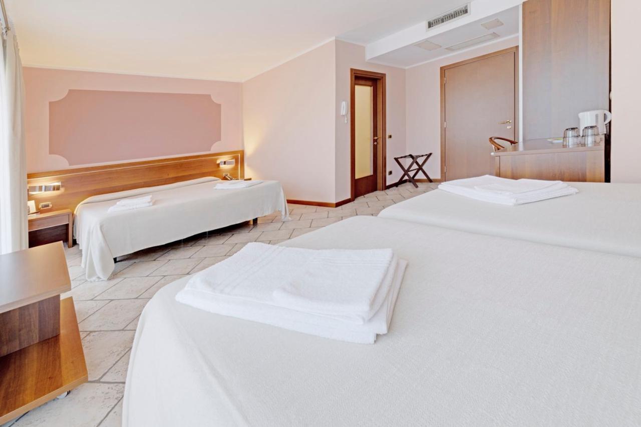 Superior Quadruple Room with Lake View photo 3