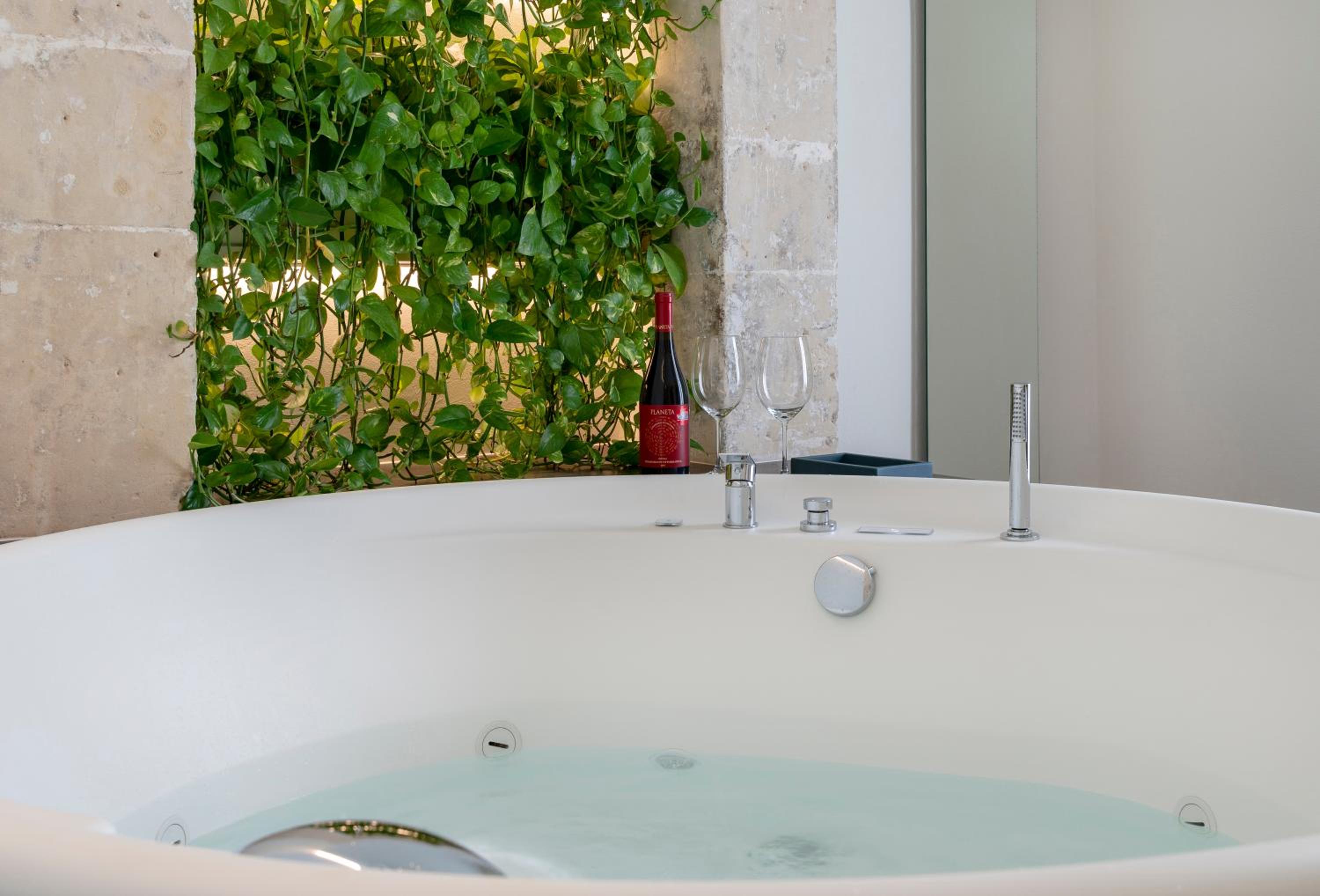 Queen Suite with Spa Bath - Photo 11