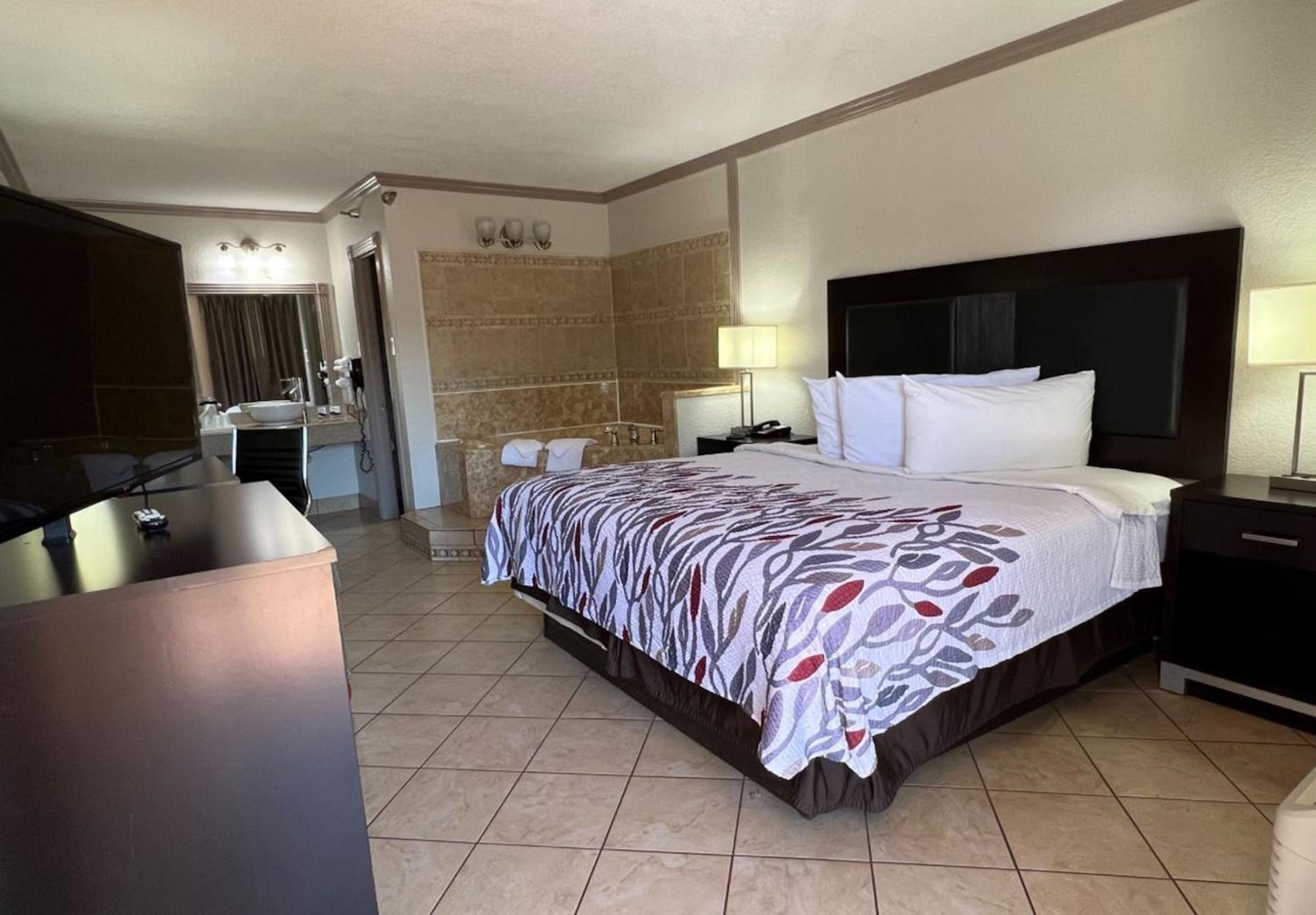 Deluxe King Room with Jetted Tub Non-Smoking - Photo 1