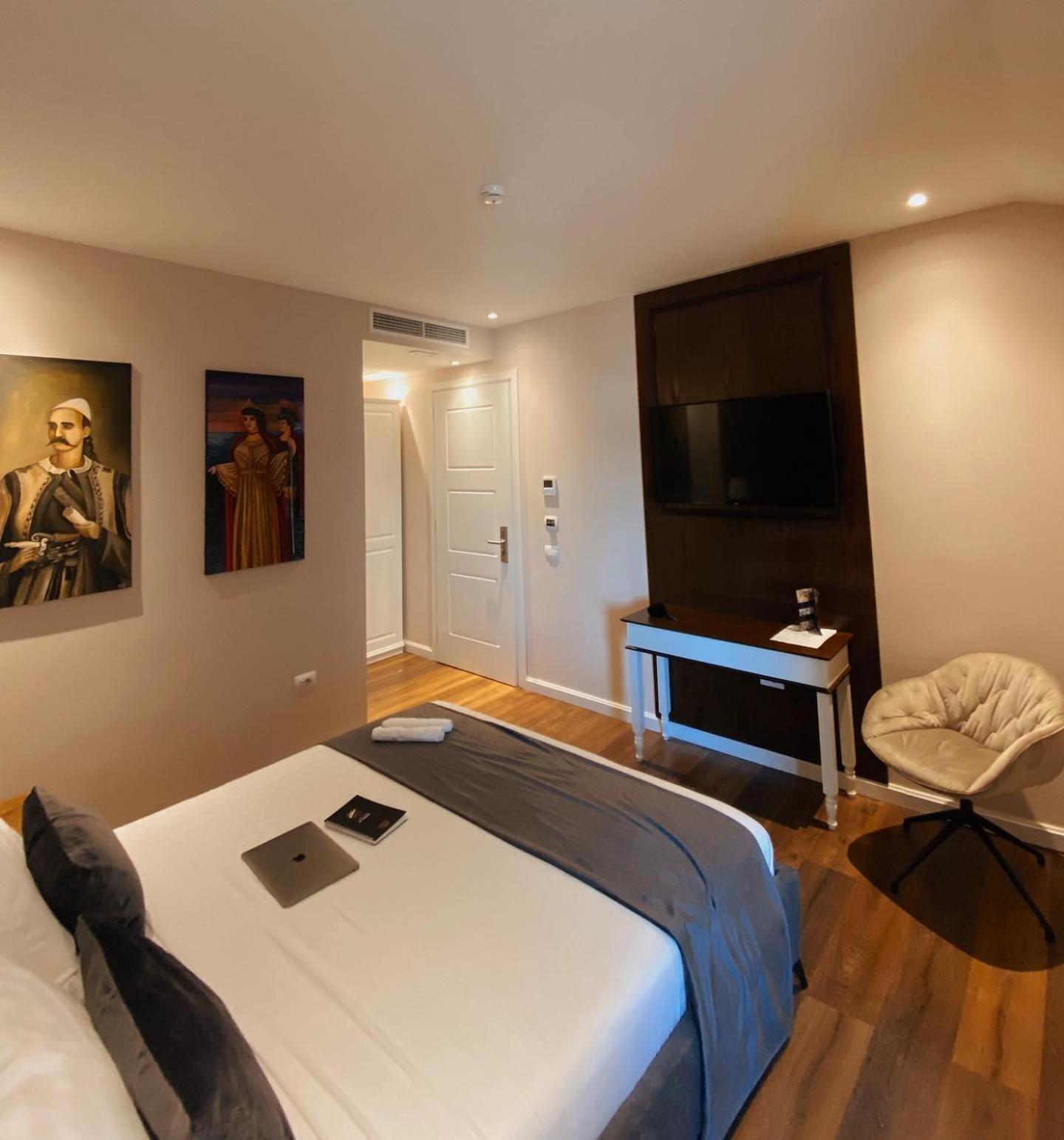 Deluxe King Room photo 1