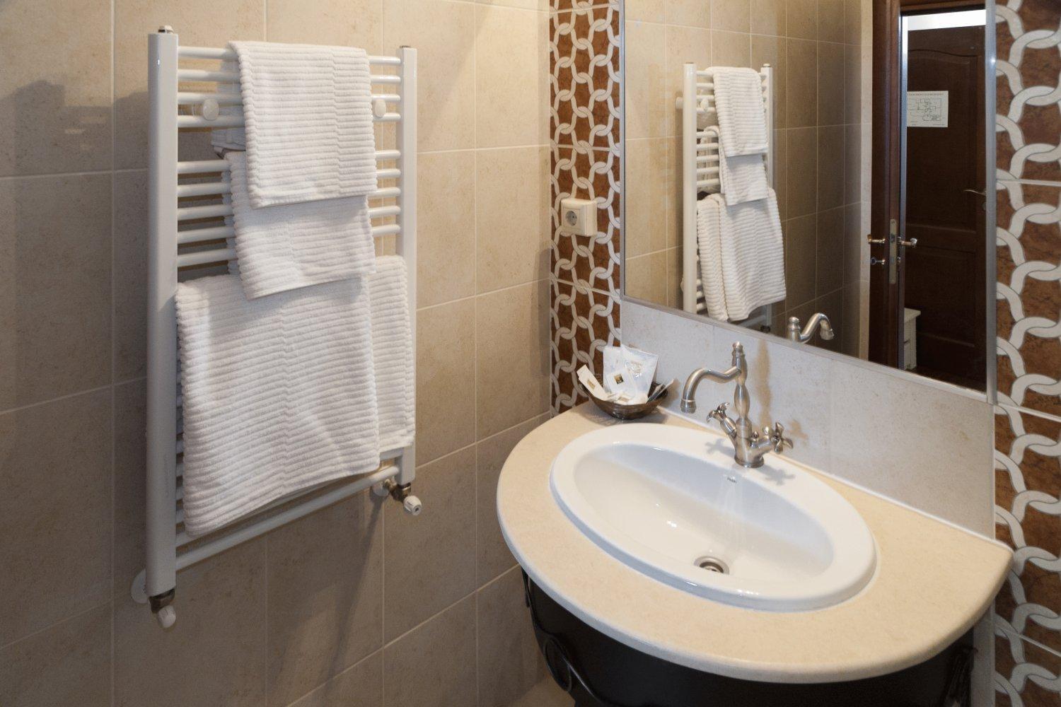 Standard Double or Twin Room - Photo 4