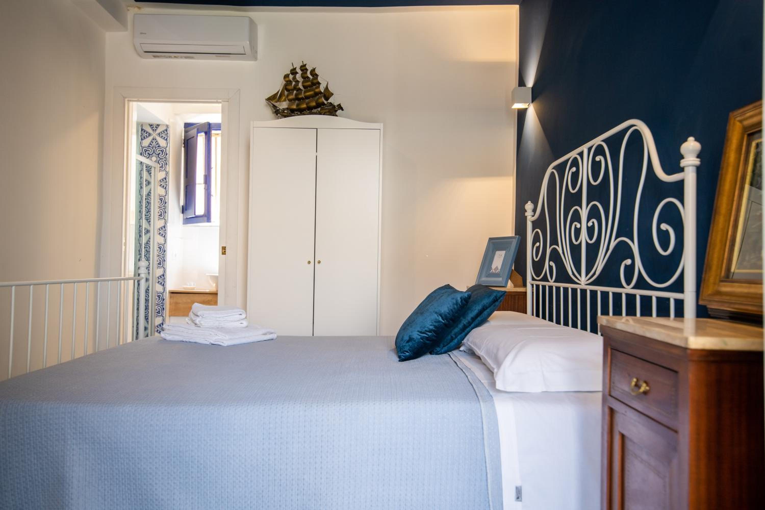 Standard King Room - Photo 13