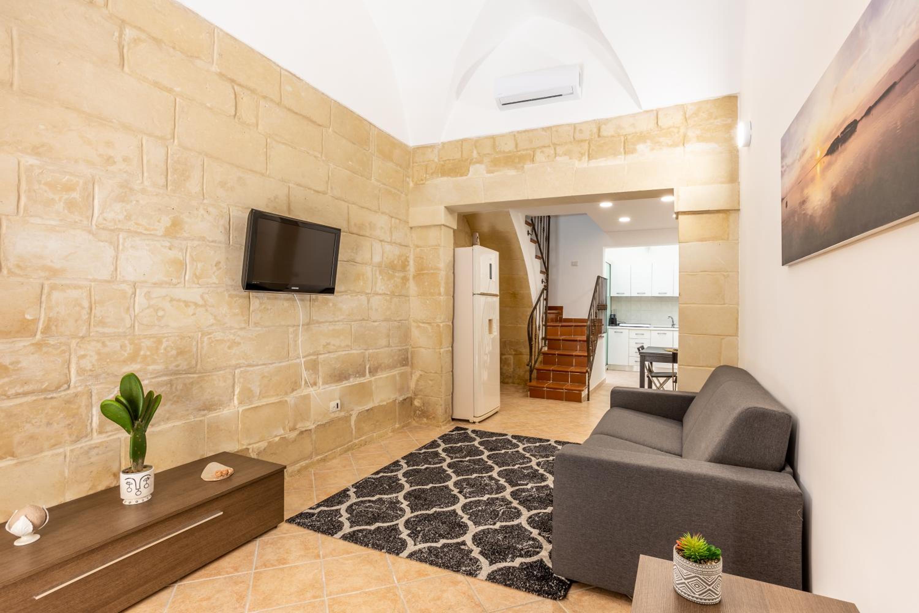 One-Bedroom Apartment - Photo 6