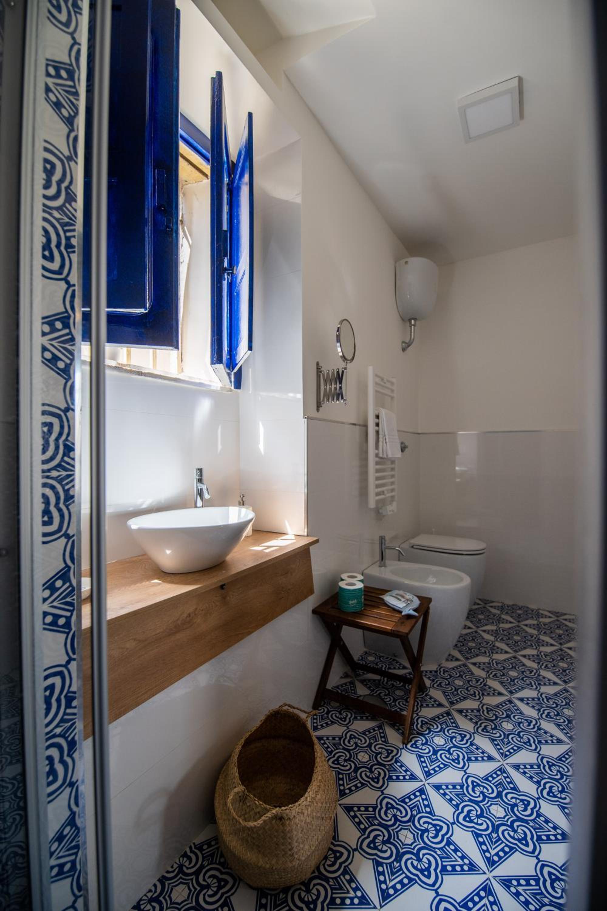 Standard King Room - Photo 7