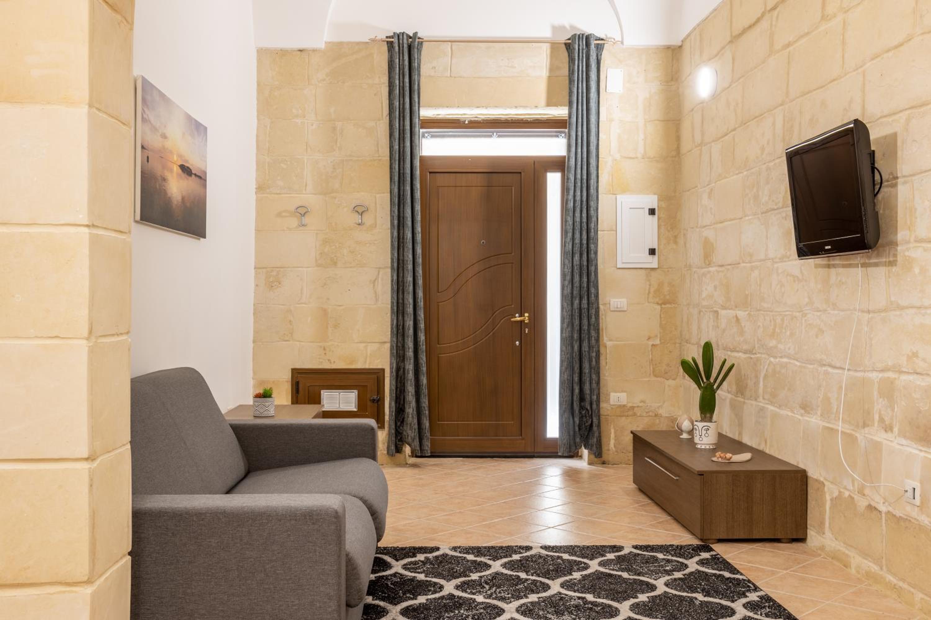 One-Bedroom Apartment - Photo 24