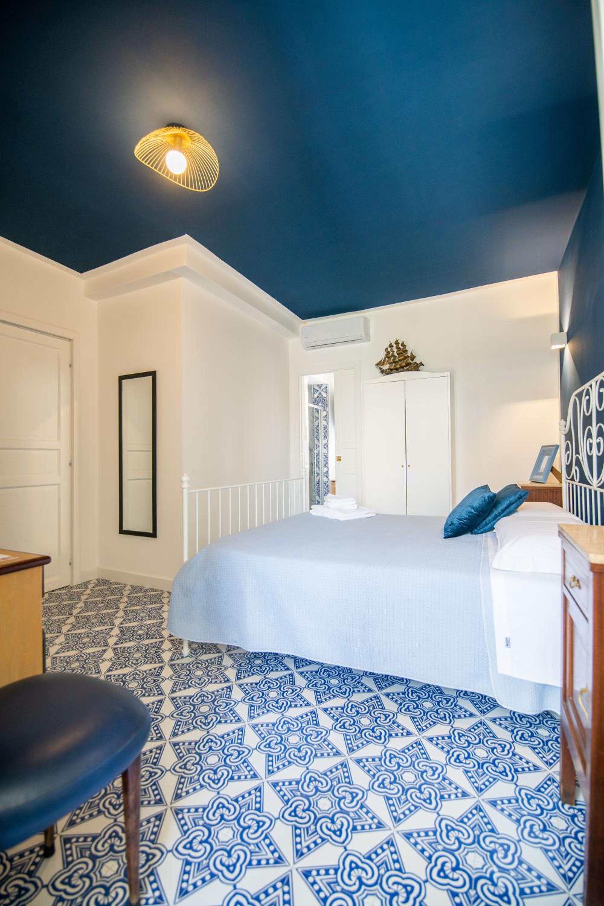 Standard King Room - Photo 4