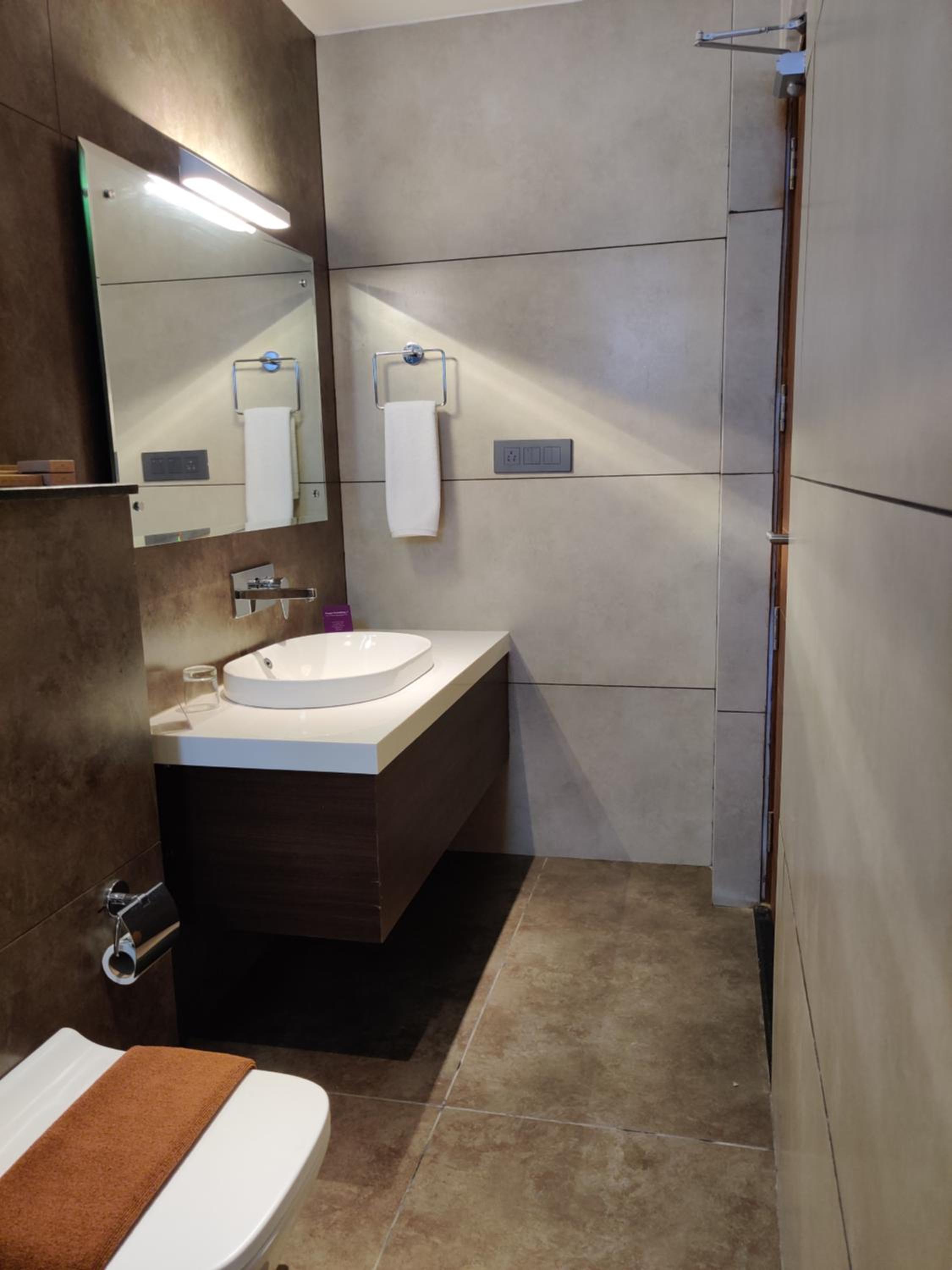 Deluxe King Room - Photo 5