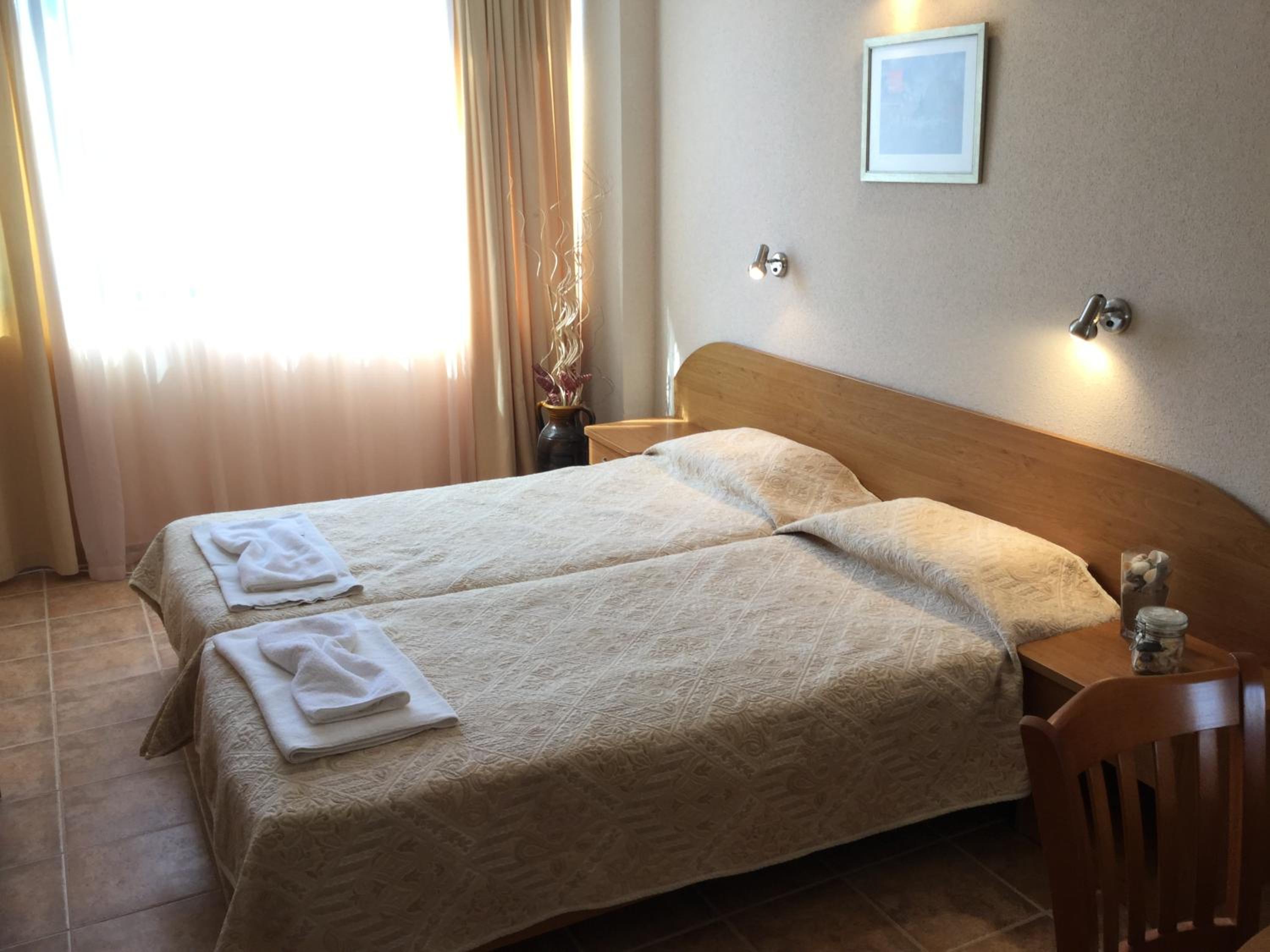 Two-Bedroom Suite with Pool View (No balcony) photo 2