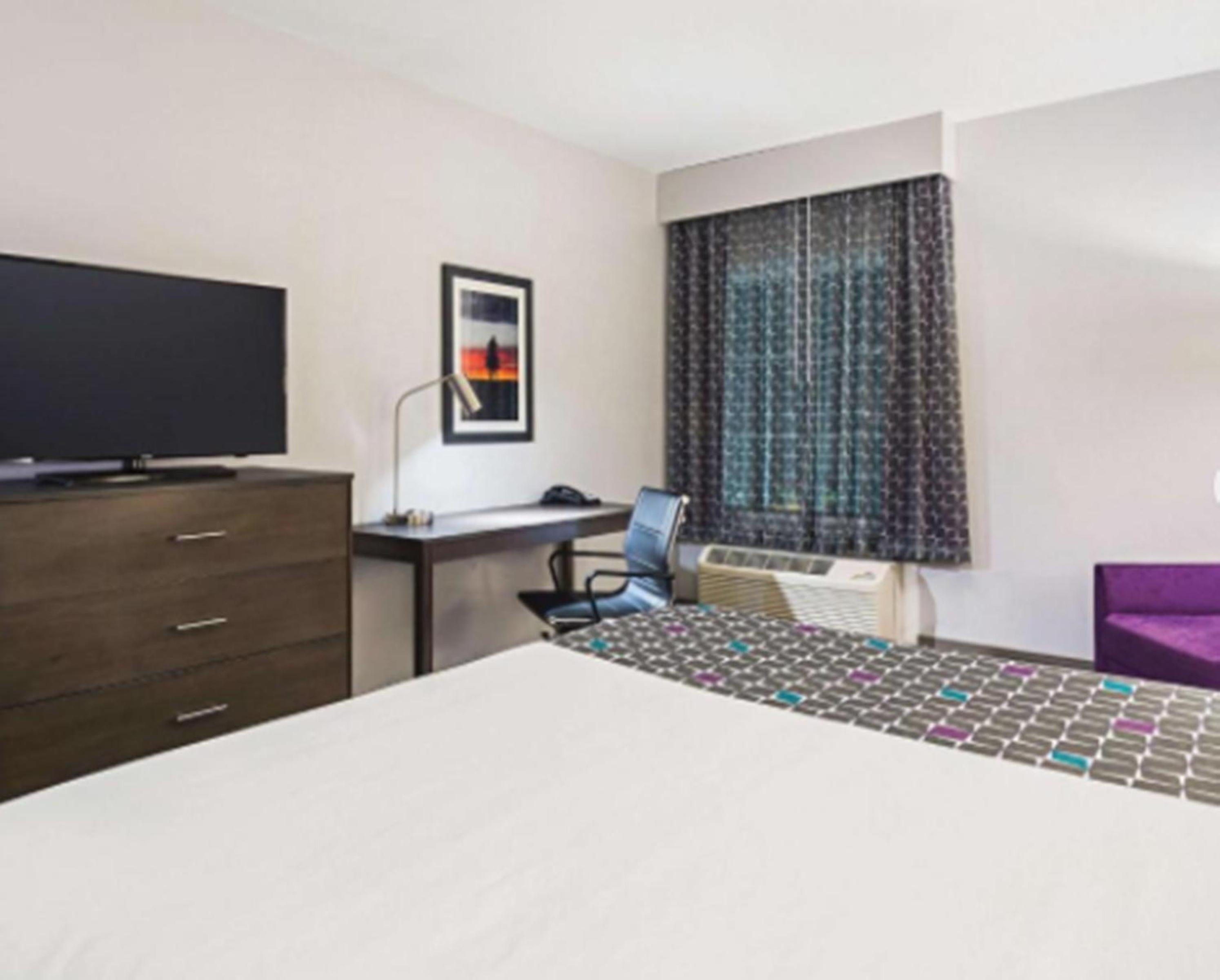 King Room with Bath Tub - Mobility/Hearing Accessible - Non-Smoking photo 3