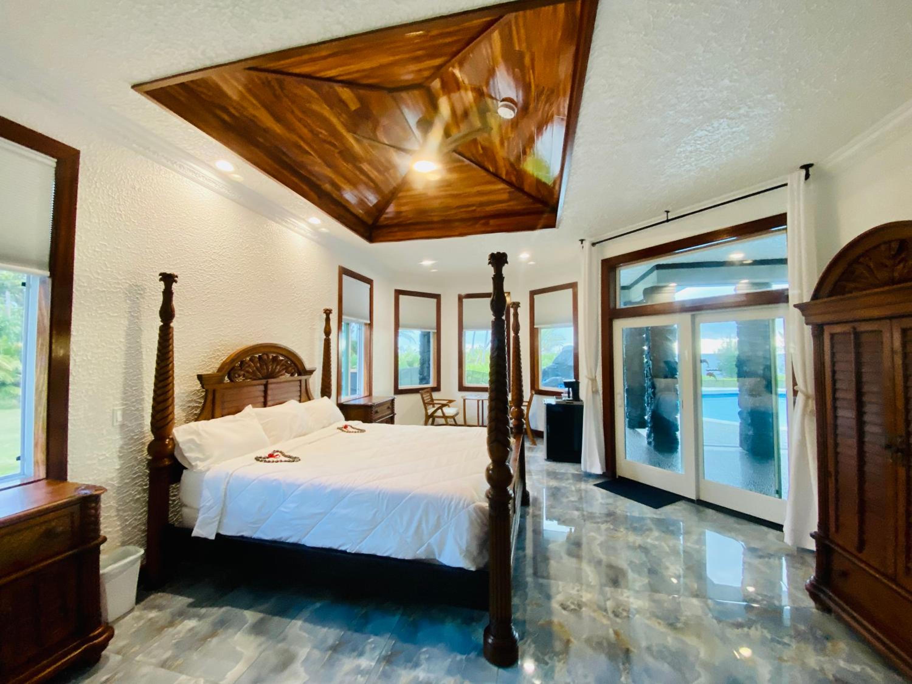 Deluxe King Suite photo 1