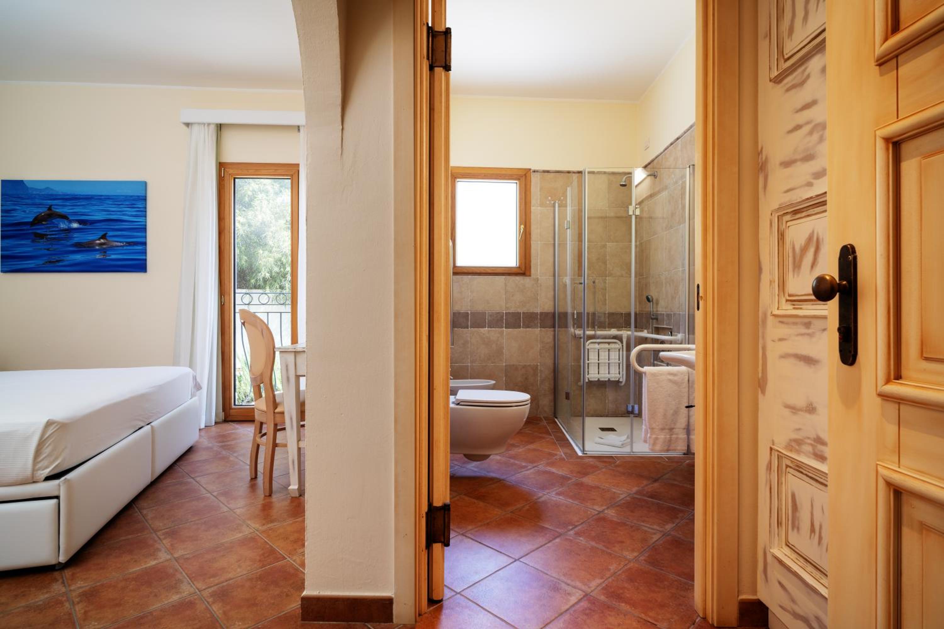 Double Room - Disability Access photo 3