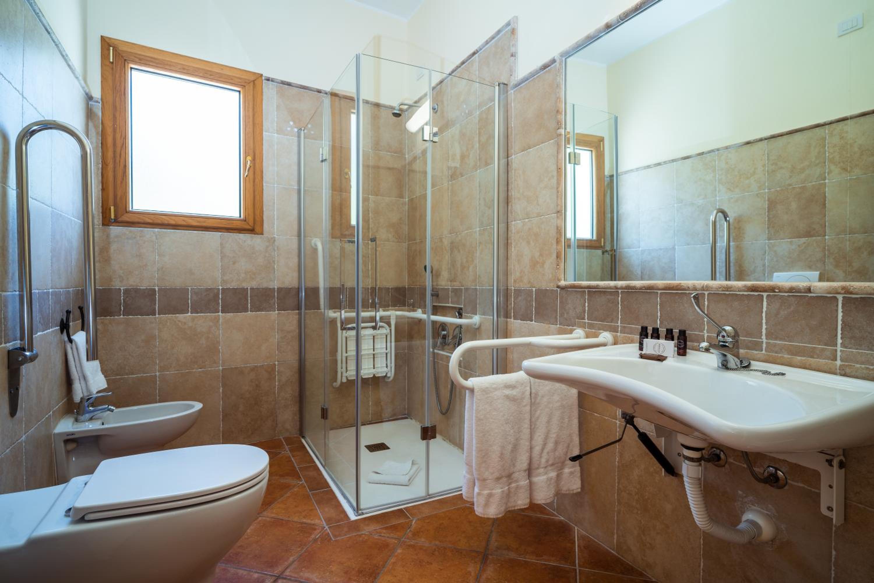 Comfort Double Room with Patio and Jacuzzi - Photo 4