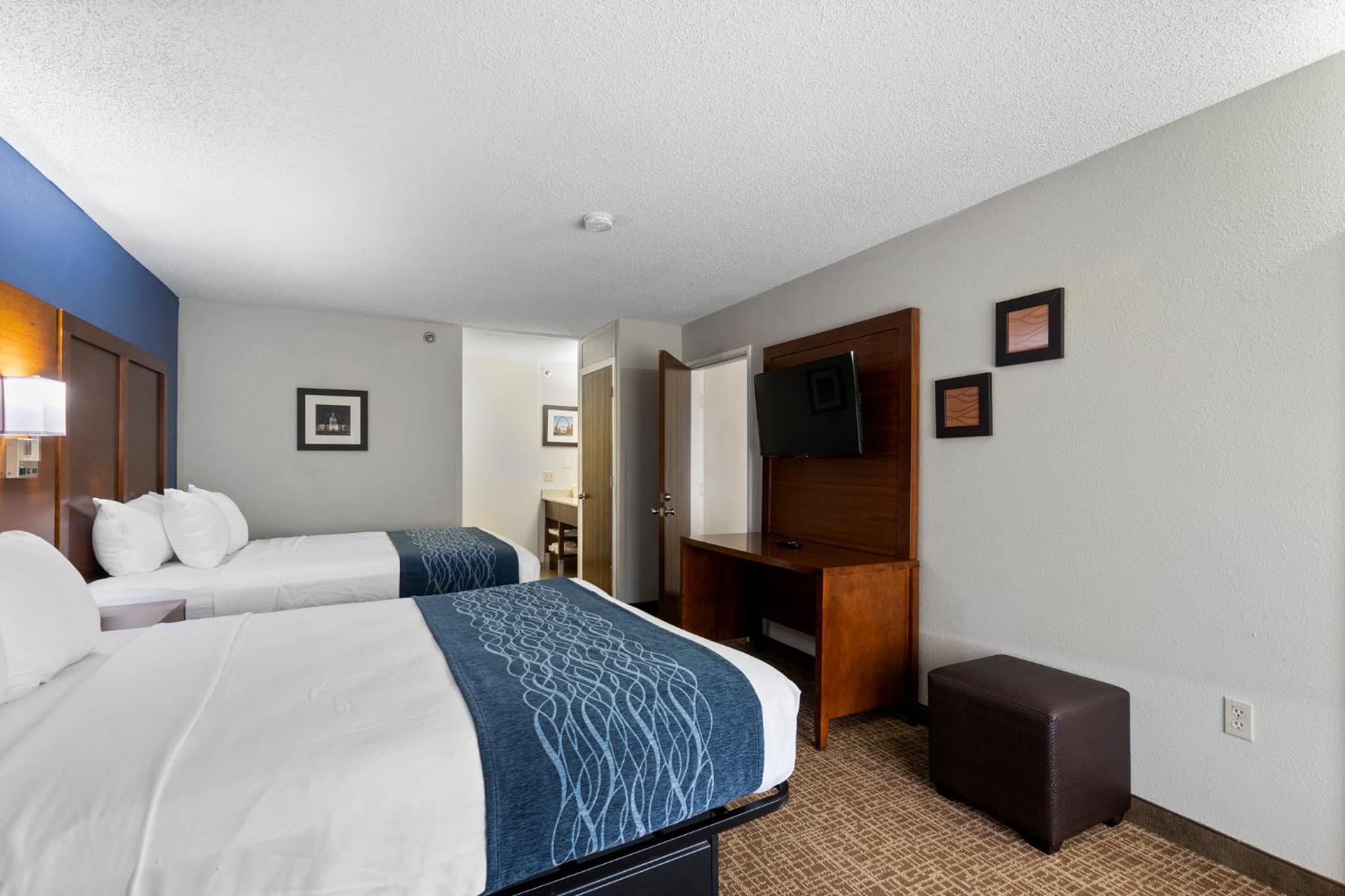 Queen Room with Two Queen Beds - Non-Smoking - Photo 2
