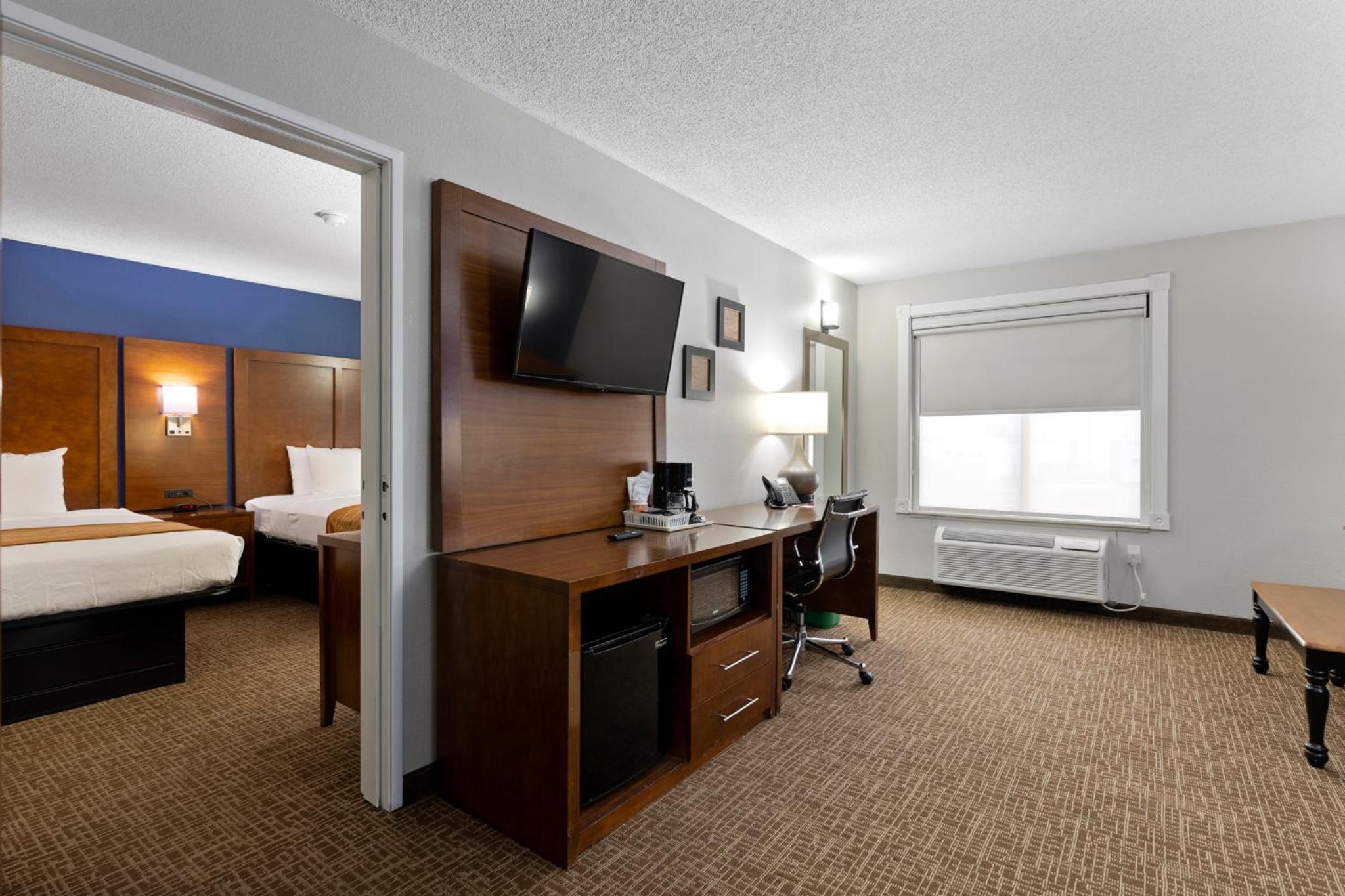 Queen Room with Two Queen Beds - Non-Smoking - Photo 3