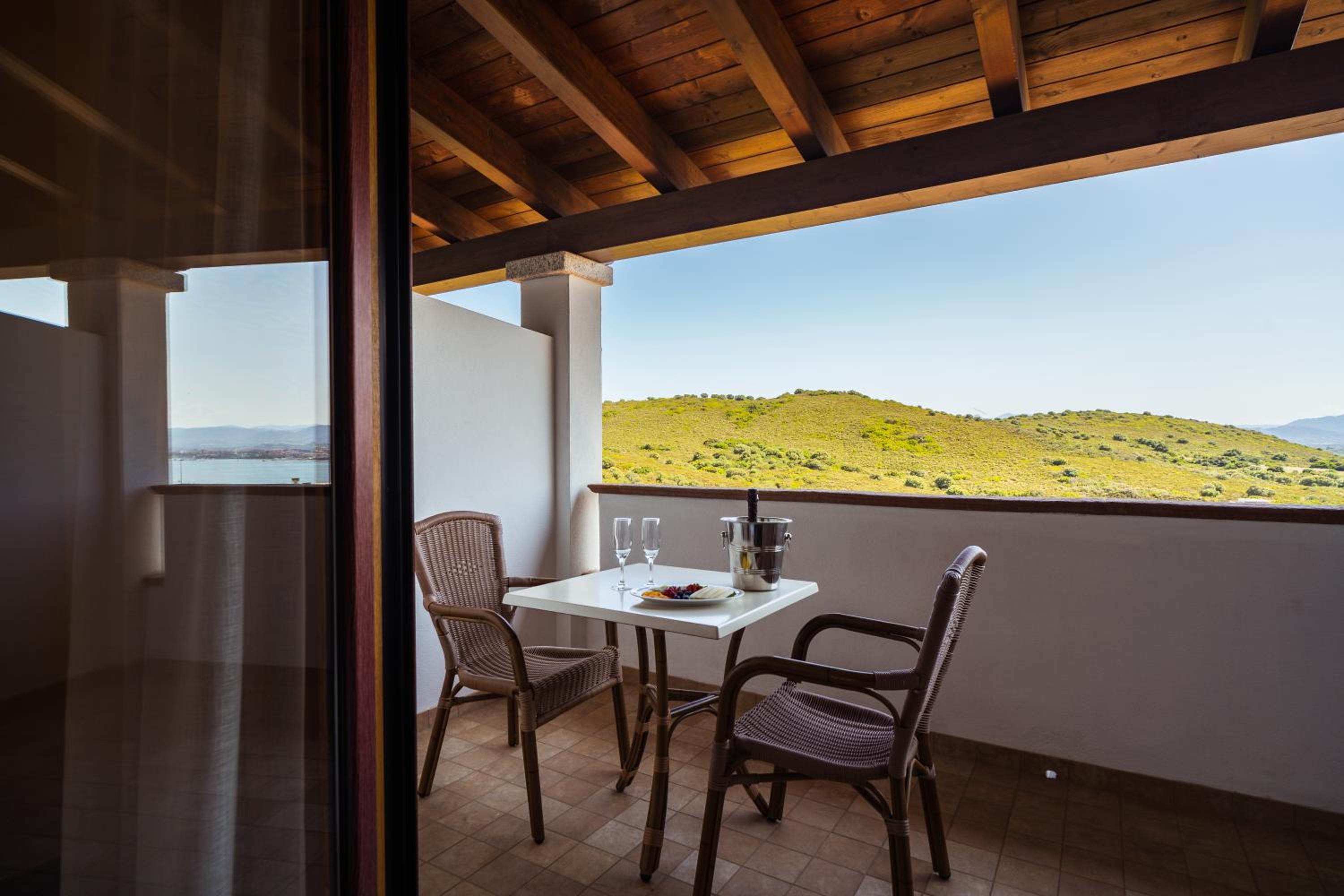 Deluxe Double Room with Balcony - Photo 7