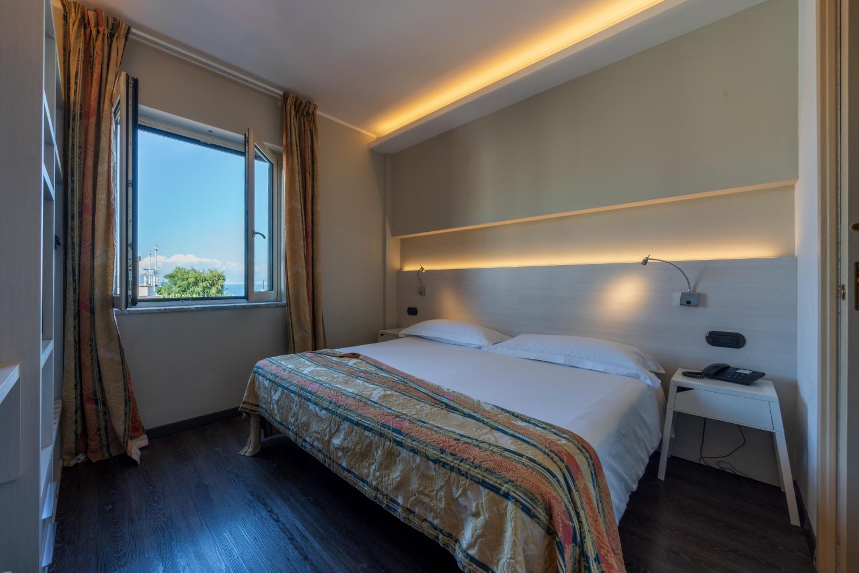 Standard Double or Twin Room - Photo 6