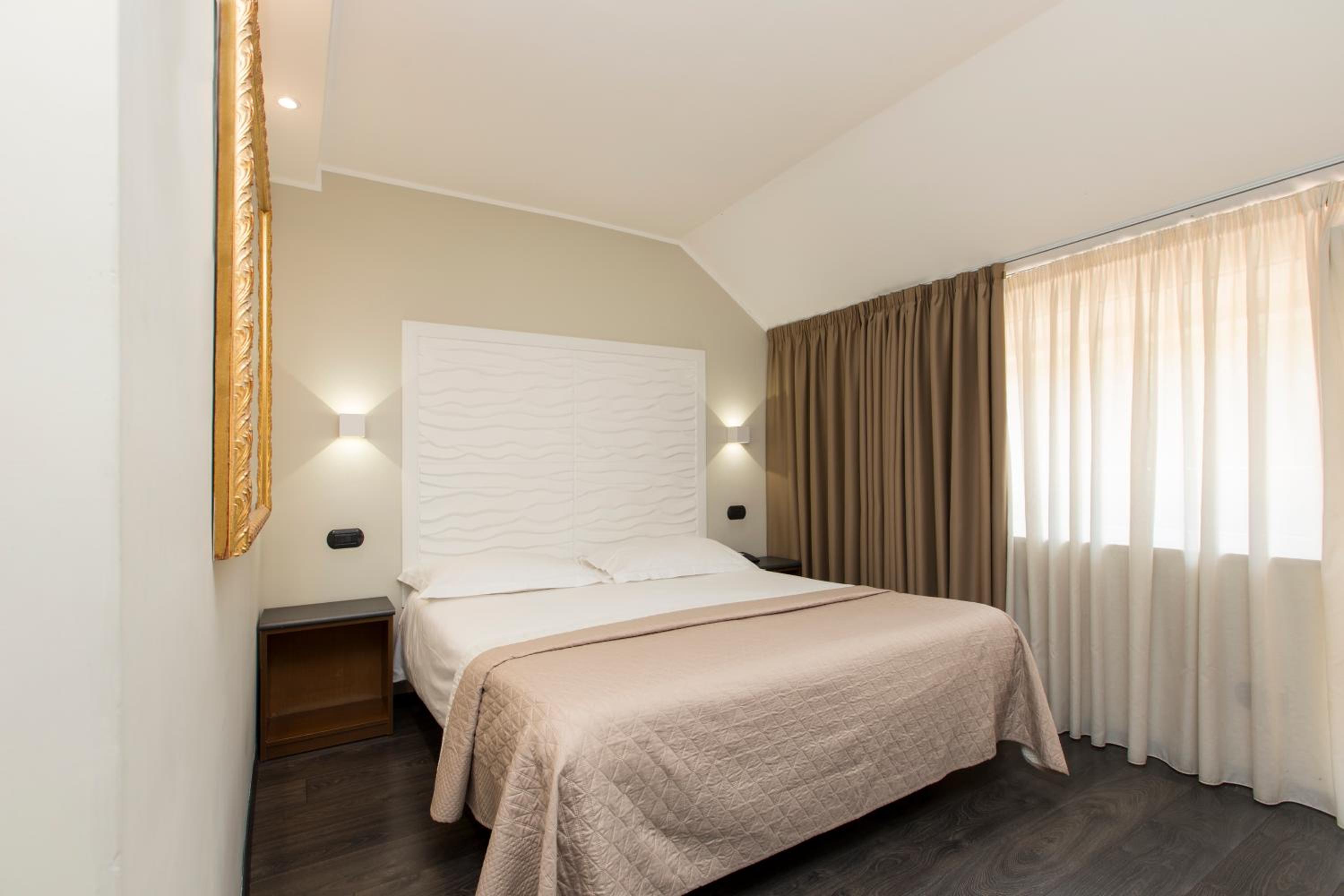 Standard Double or Twin Room - Photo 4