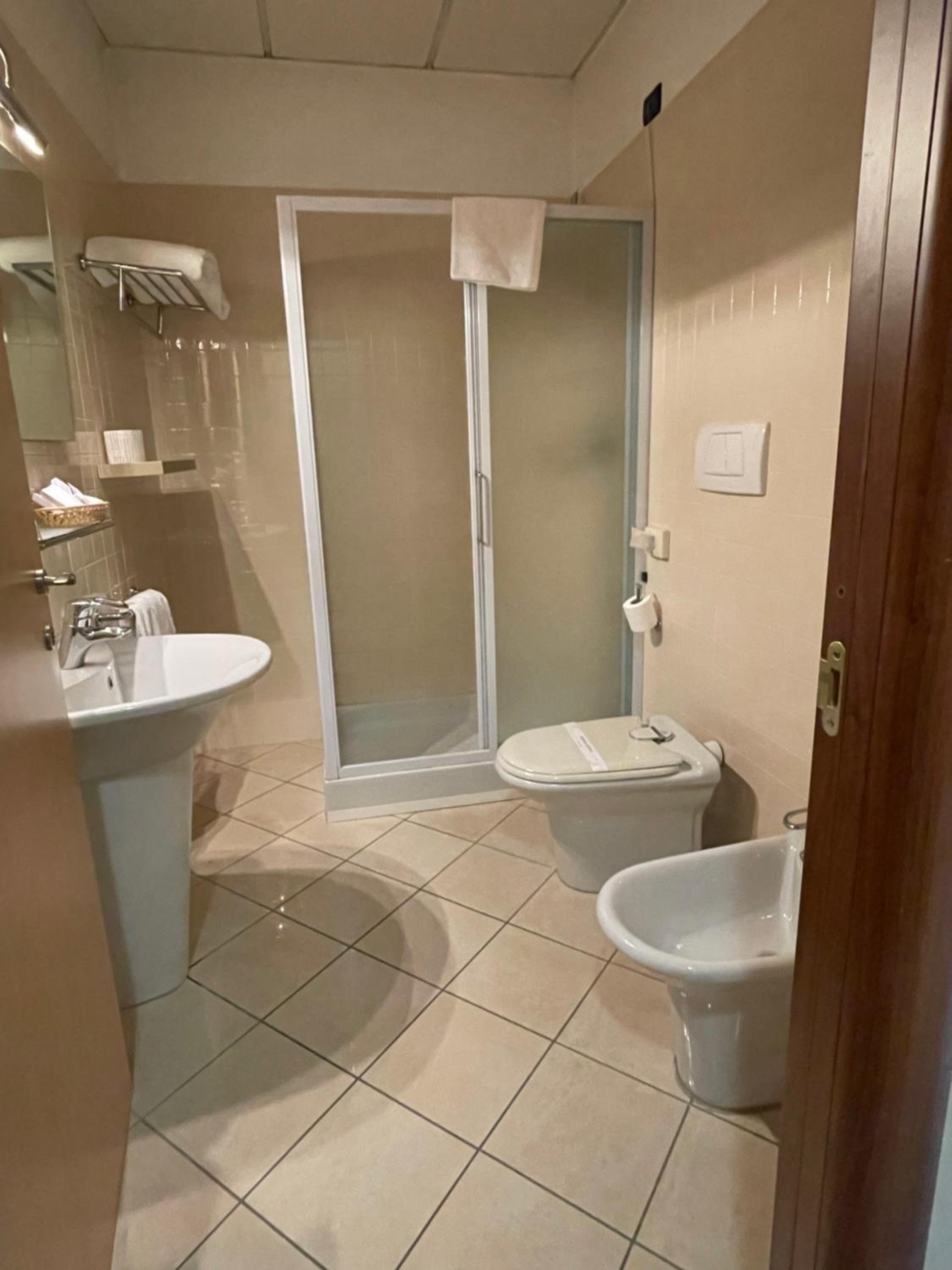 Double or Twin Room - Photo 4