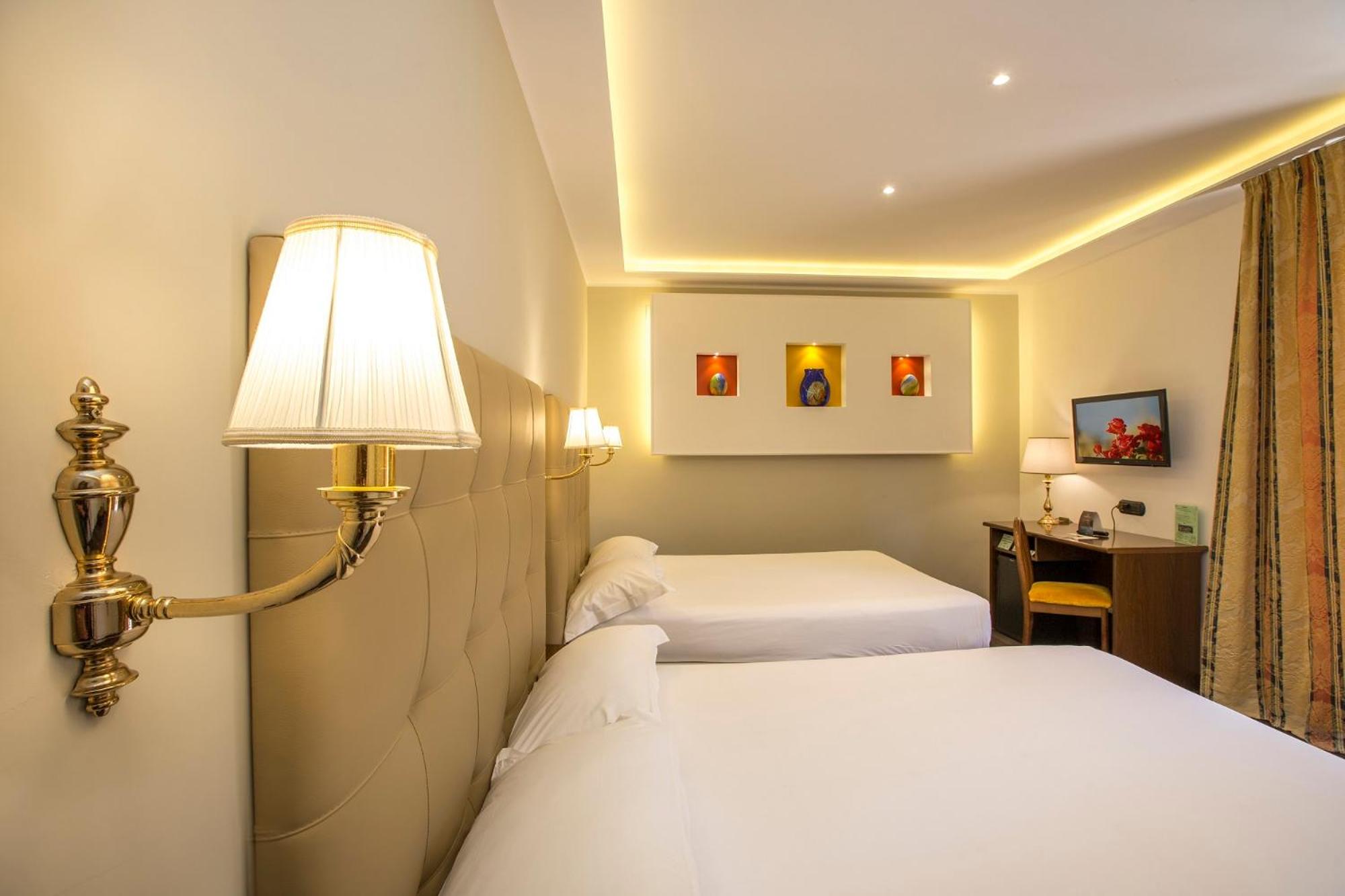 Quadruple Room thumbnail 5