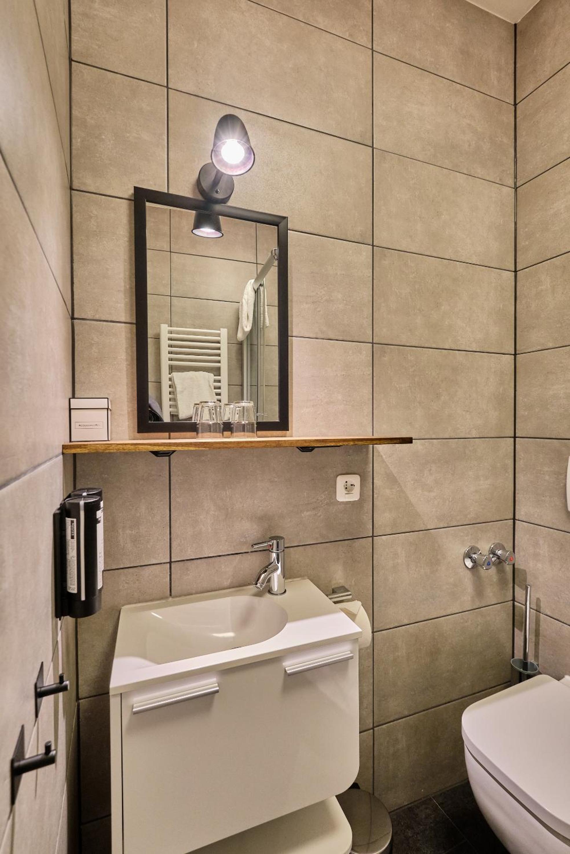 Deluxe Twin Room - Photo 12