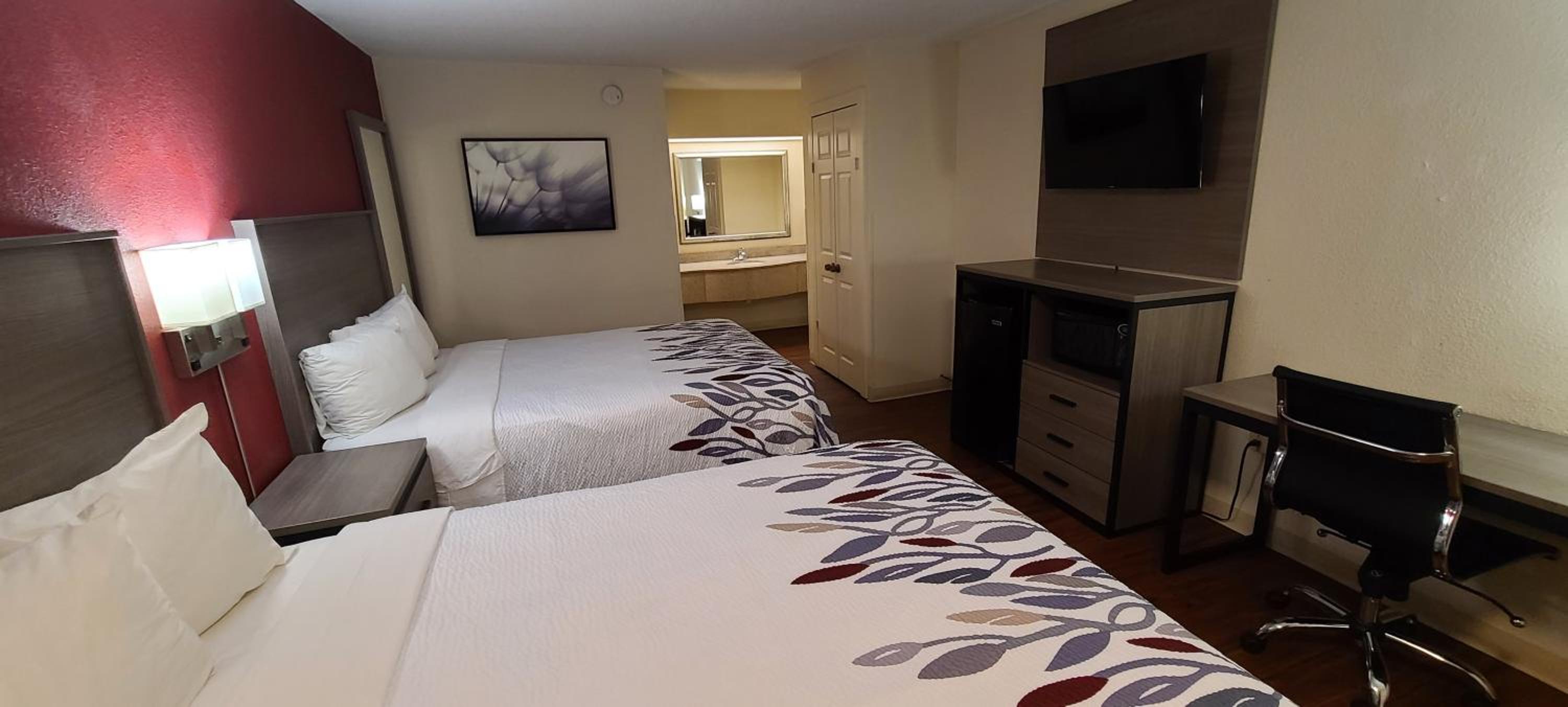 Deluxe Two Queen Beds Non-Smoking - Photo 4