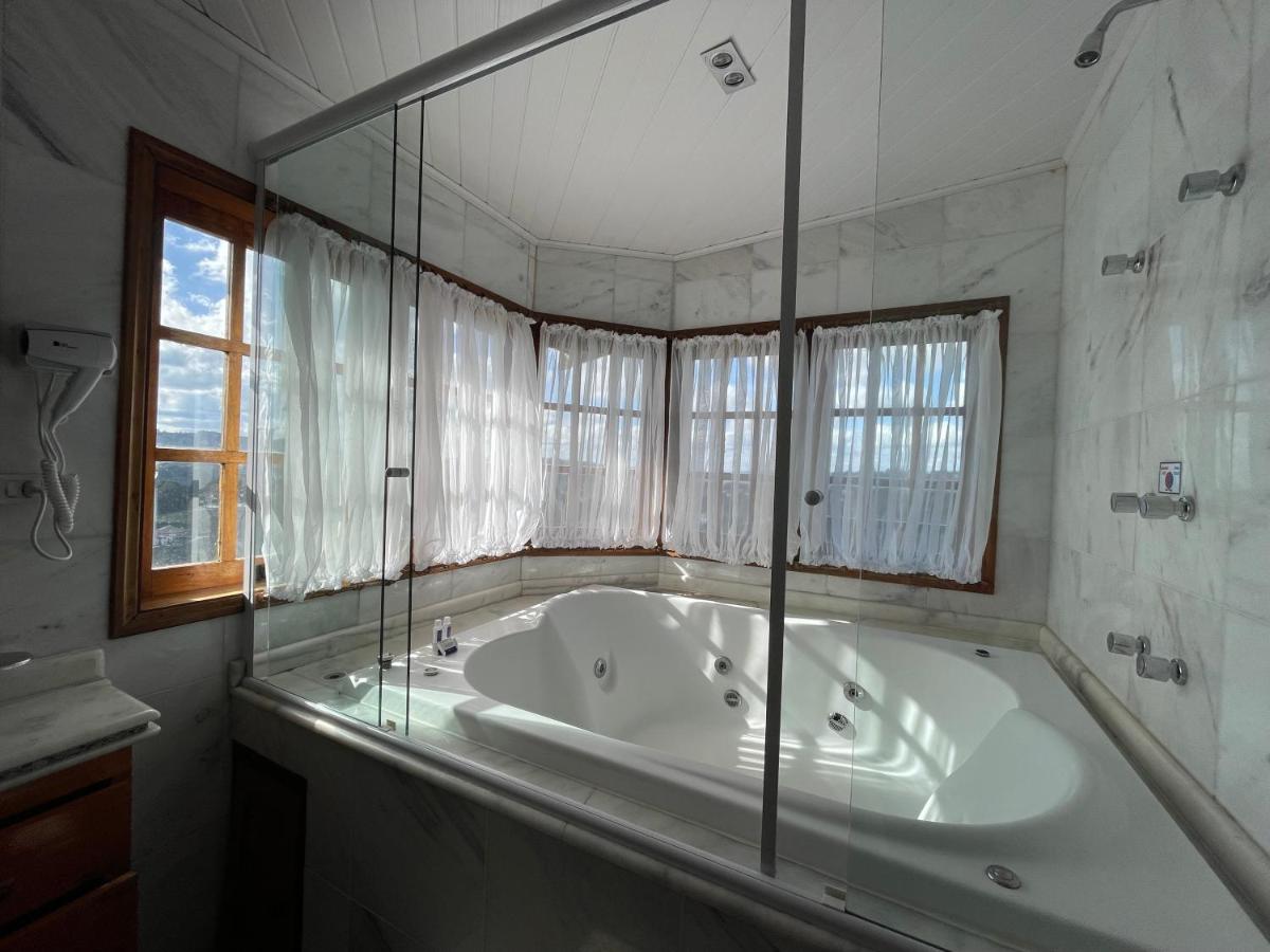 Suite with Hot Tub photo 2