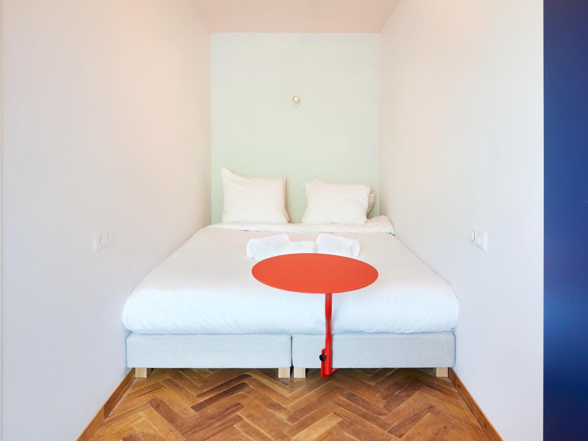 Red Canvas Room Medium - Photo 6