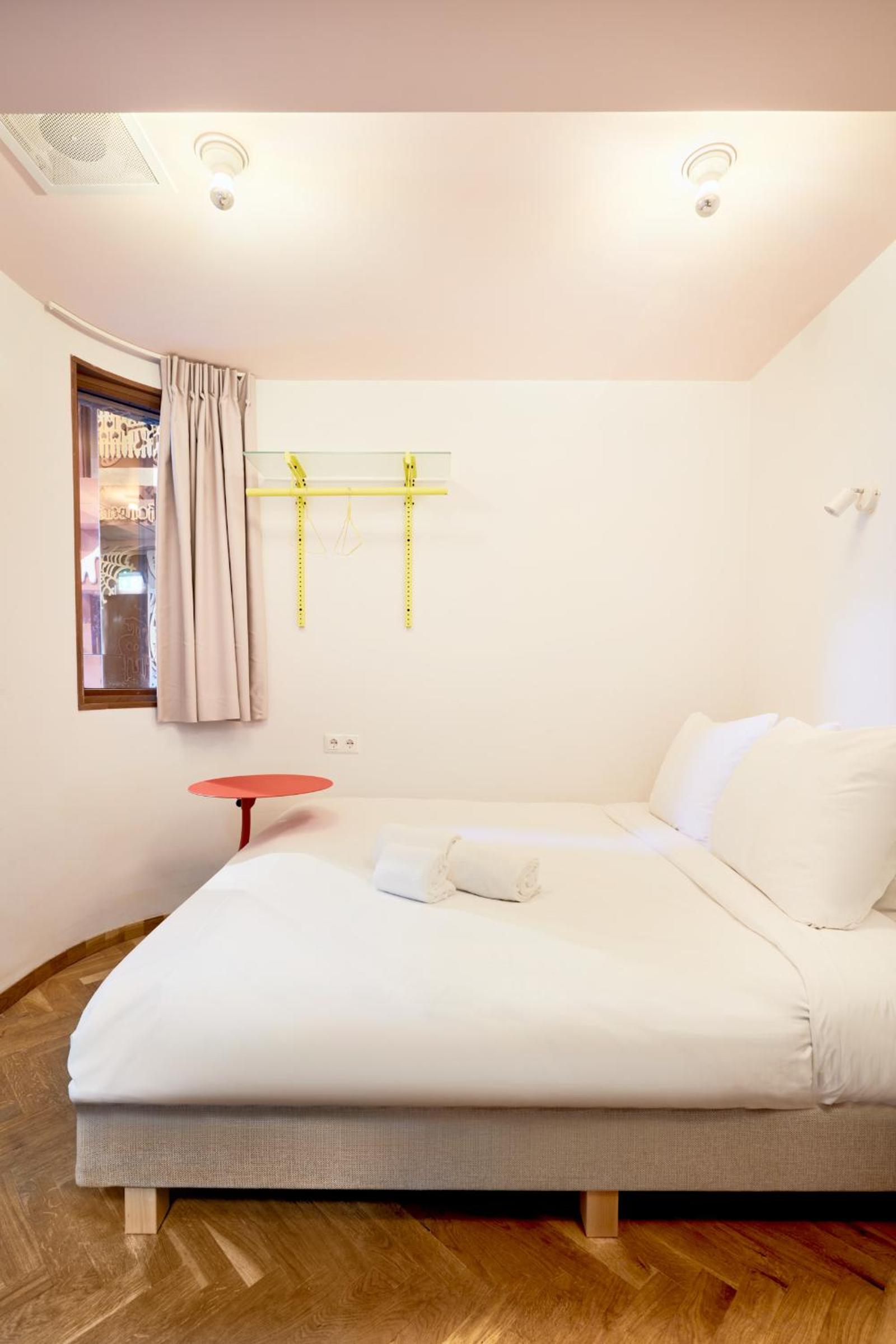 Red Canvas Room Medium - Photo 9