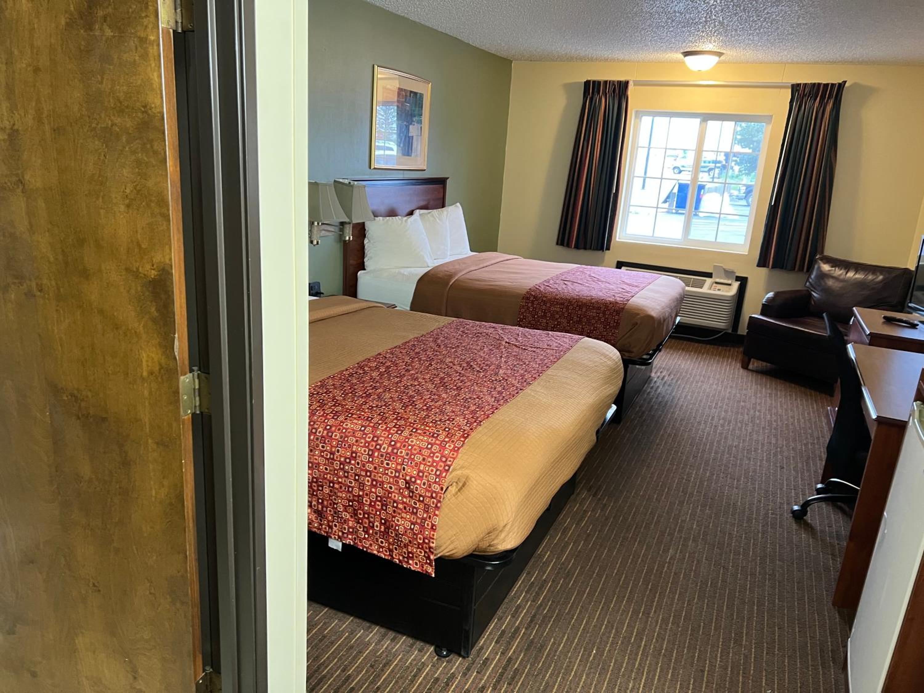 Queen Room with Two Queen Beds - Non-Smoking photo 2