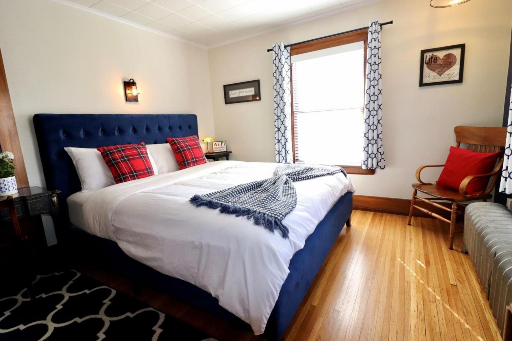 Deluxe King Suite