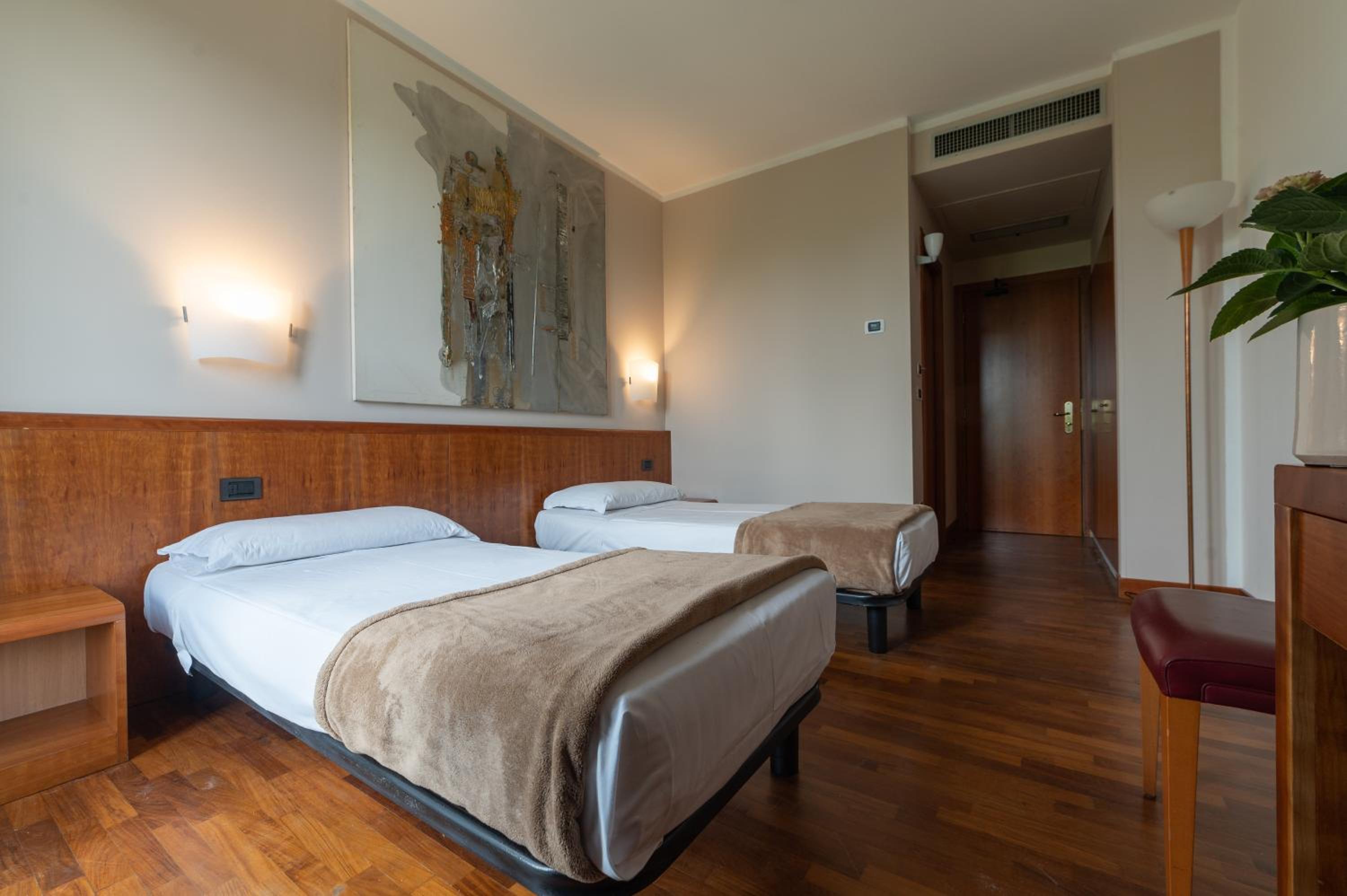 Budget Twin Room - Photo 5