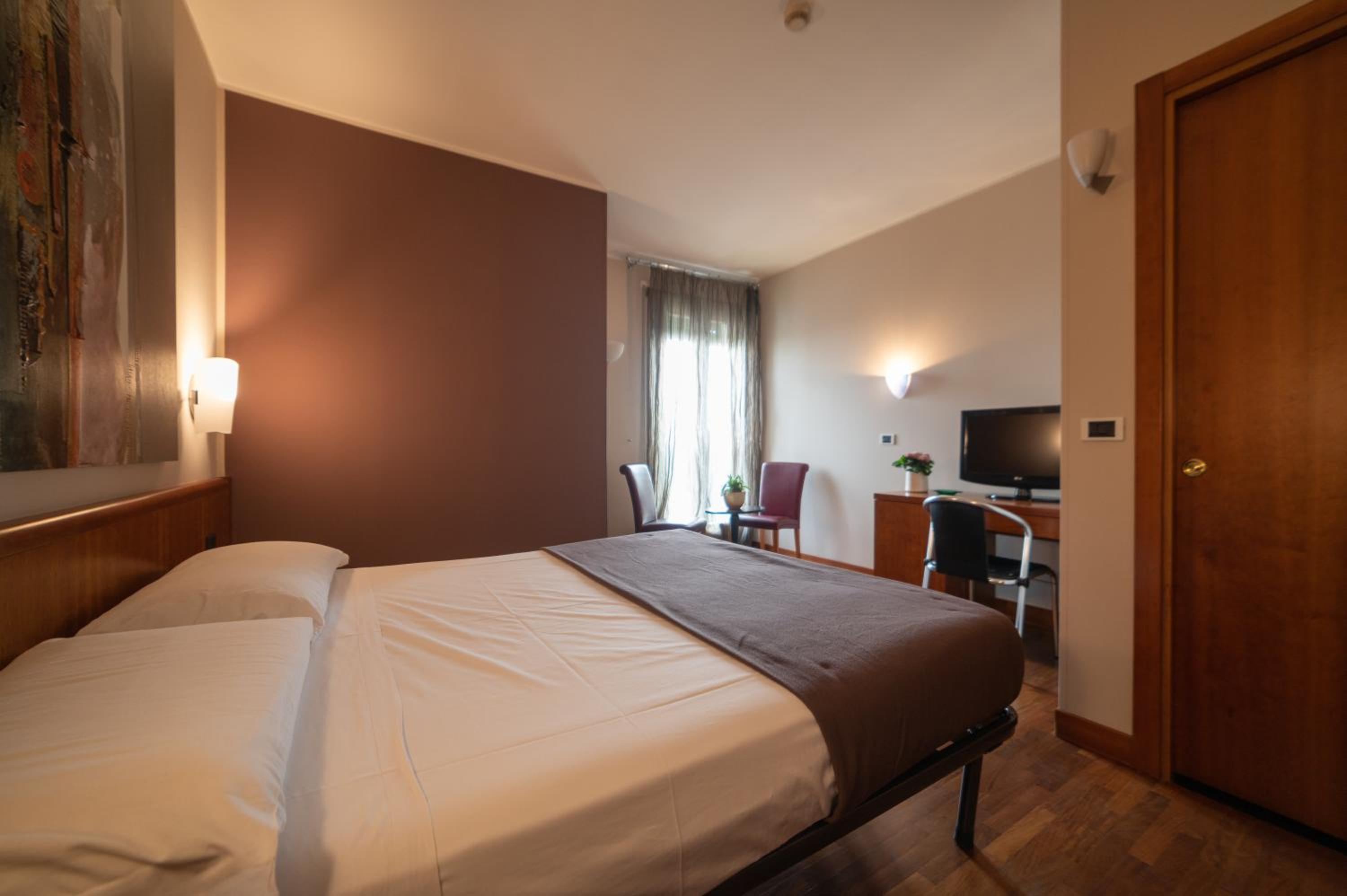 Standard Double Room - Photo 3