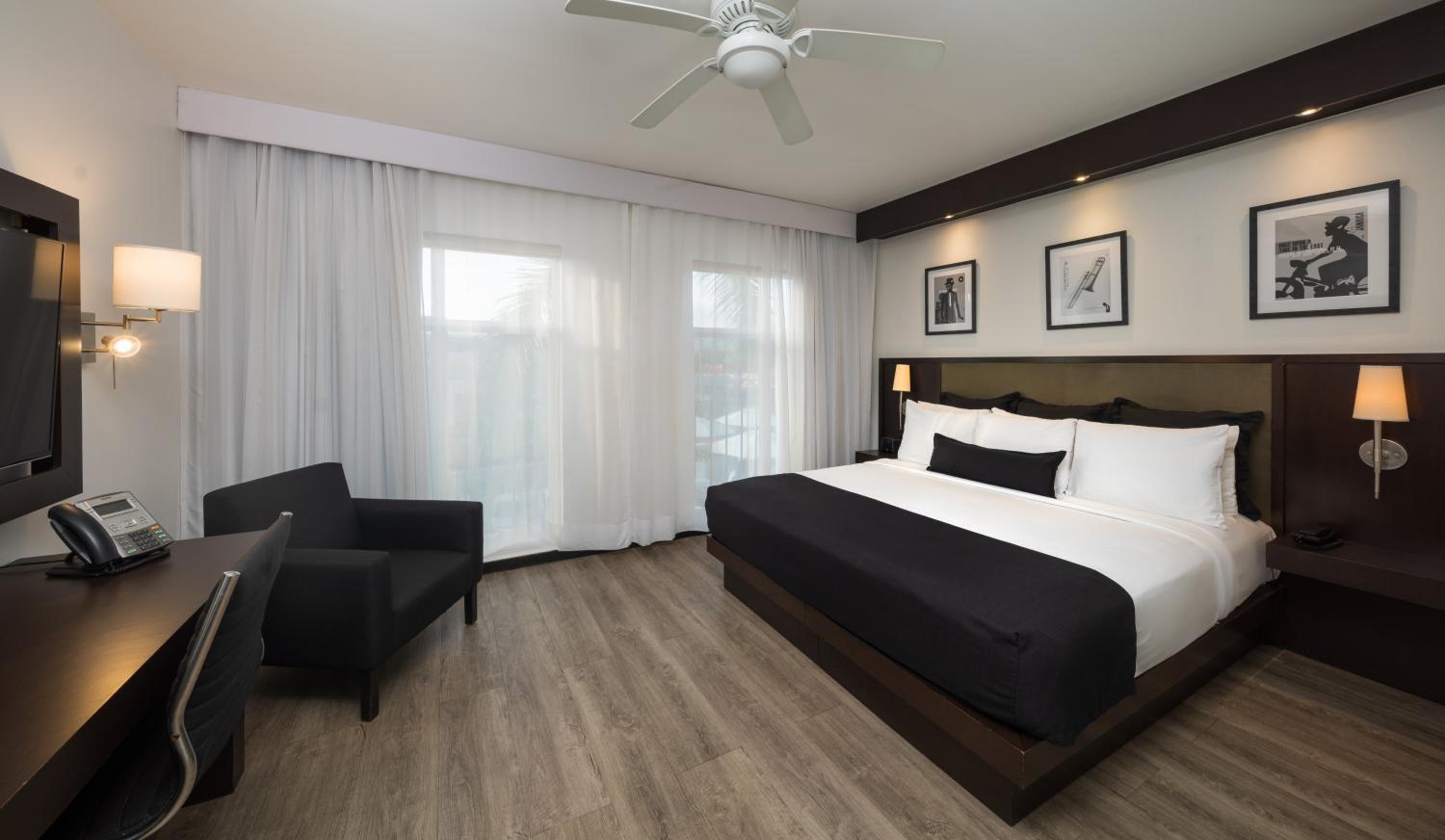 Deluxe King Room - Photo 1