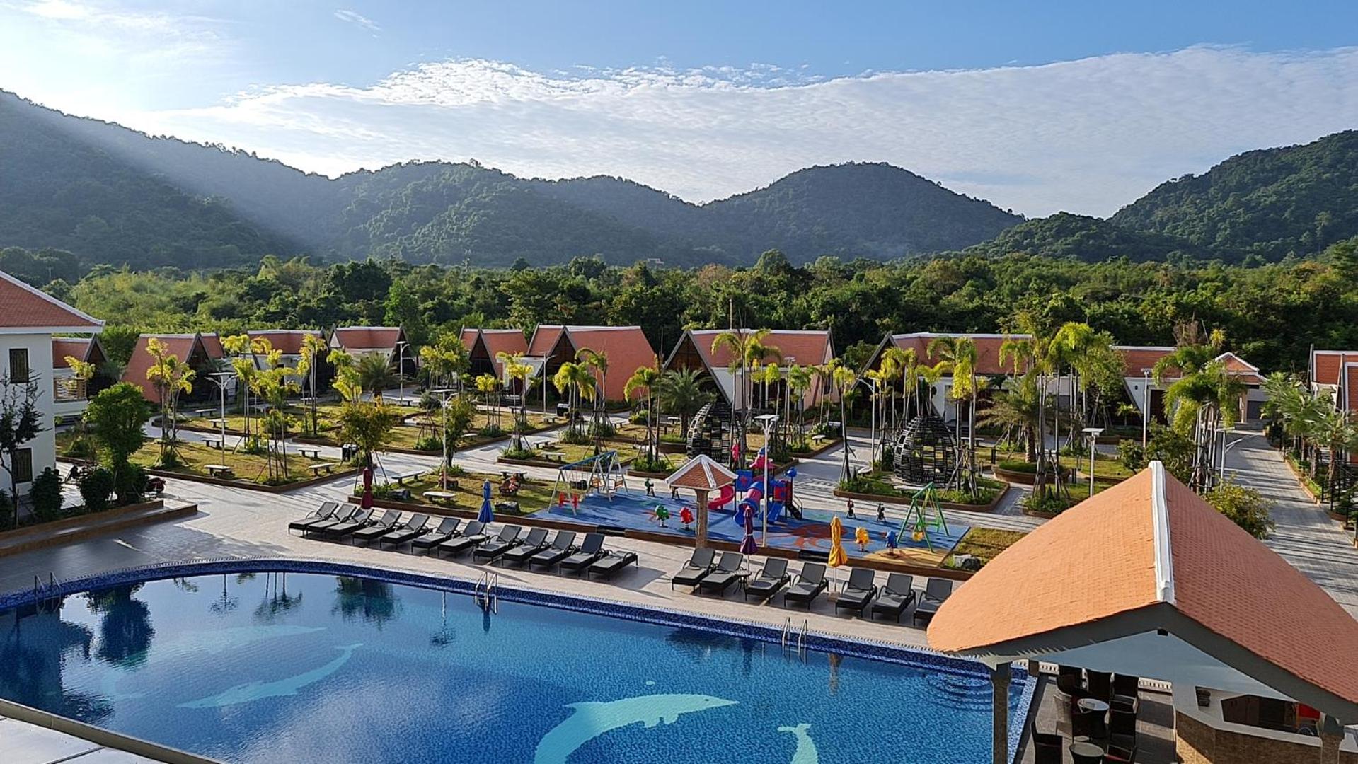 Deluxe Family Room With Pool & Mountain view - Photo 6