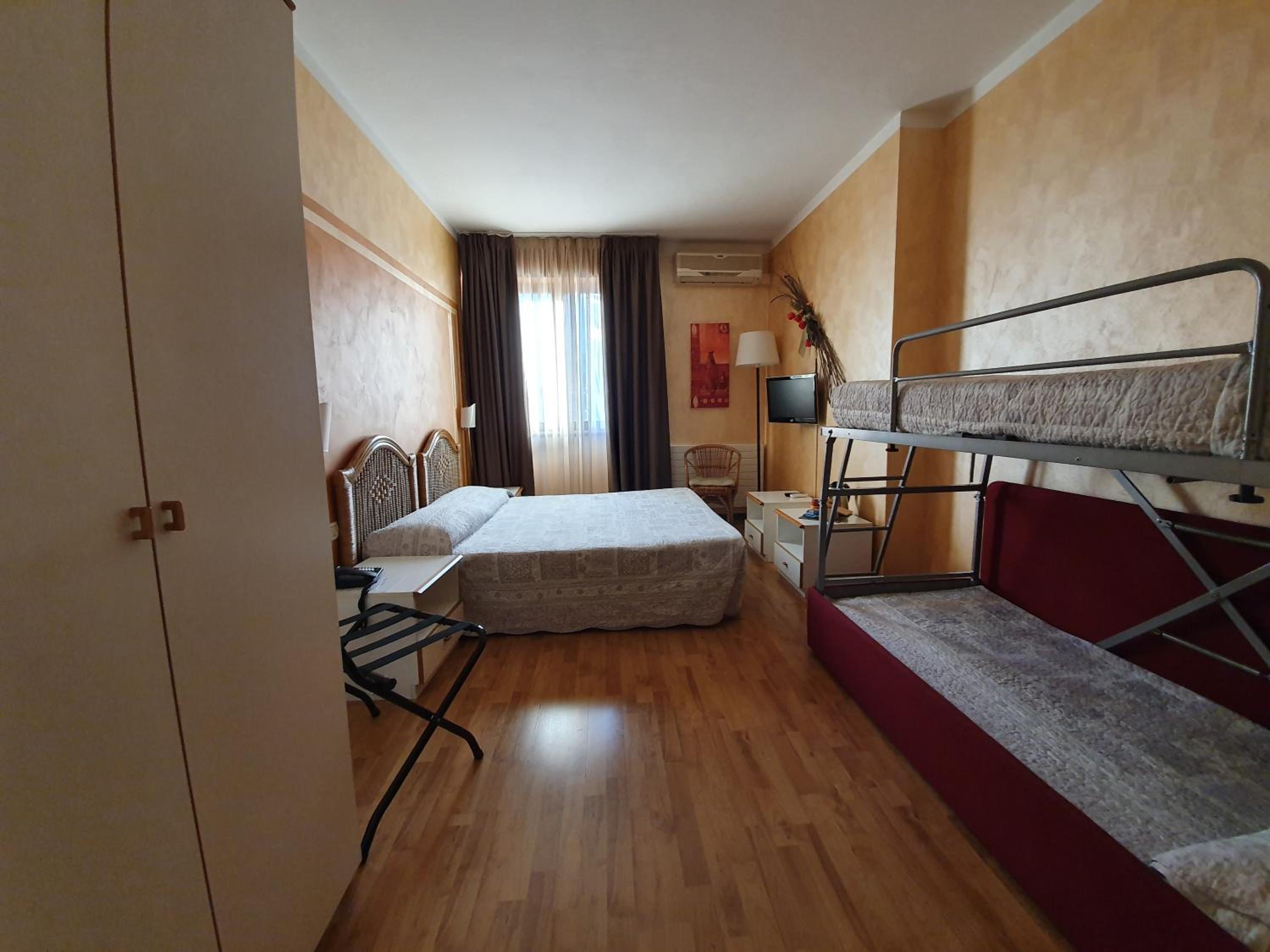 Quadruple Room - Photo 1