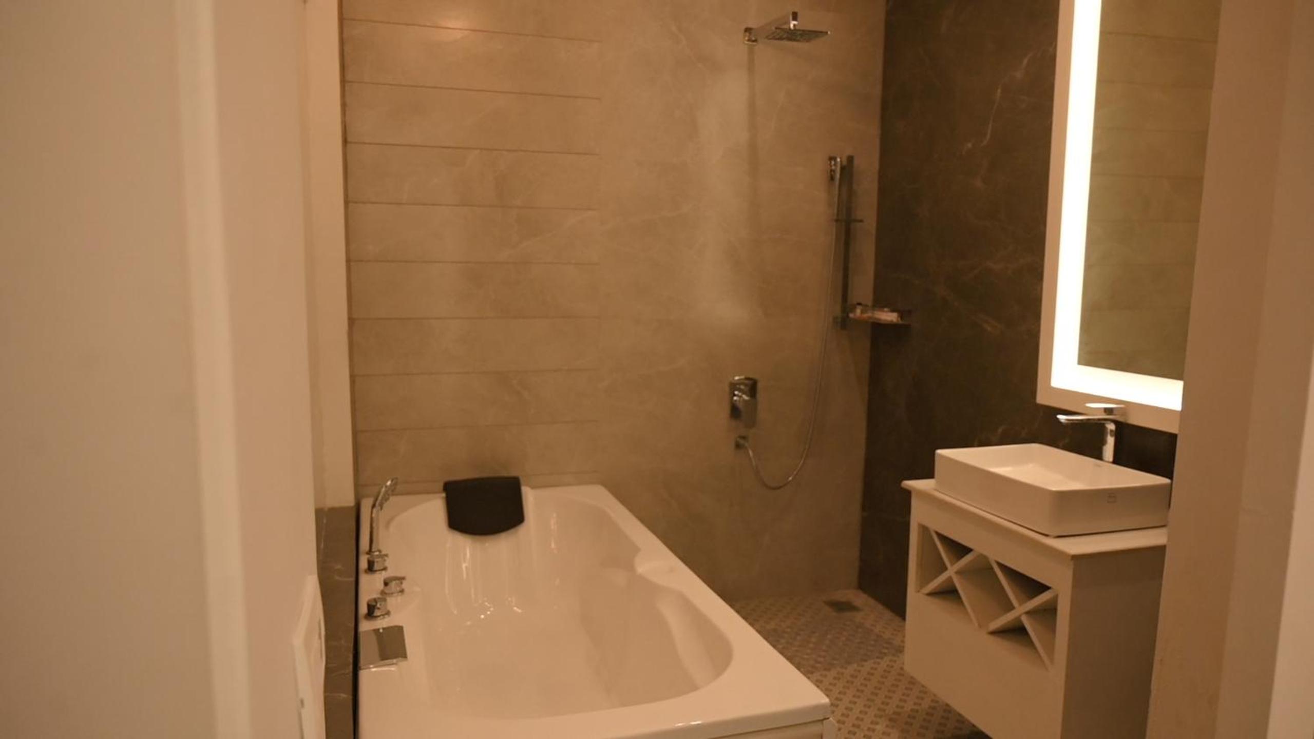 Deluxe King Room photo 3