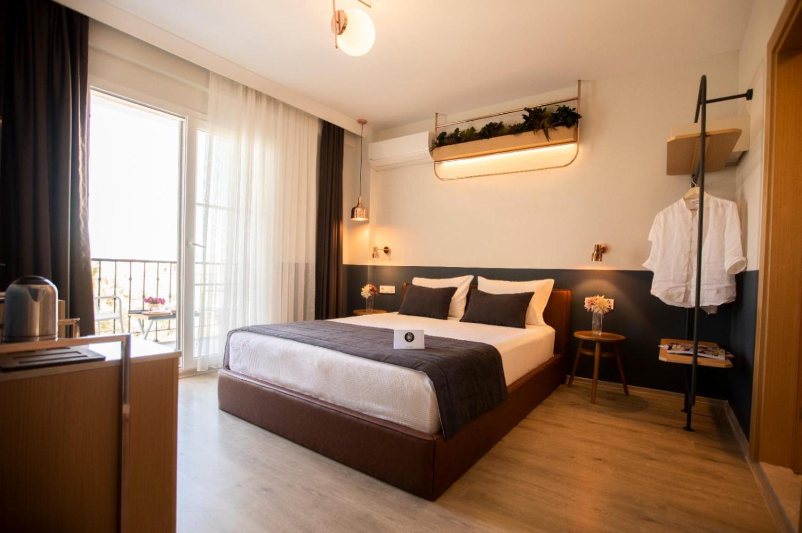 Deluxe Double Room with Balcony - Photo 4