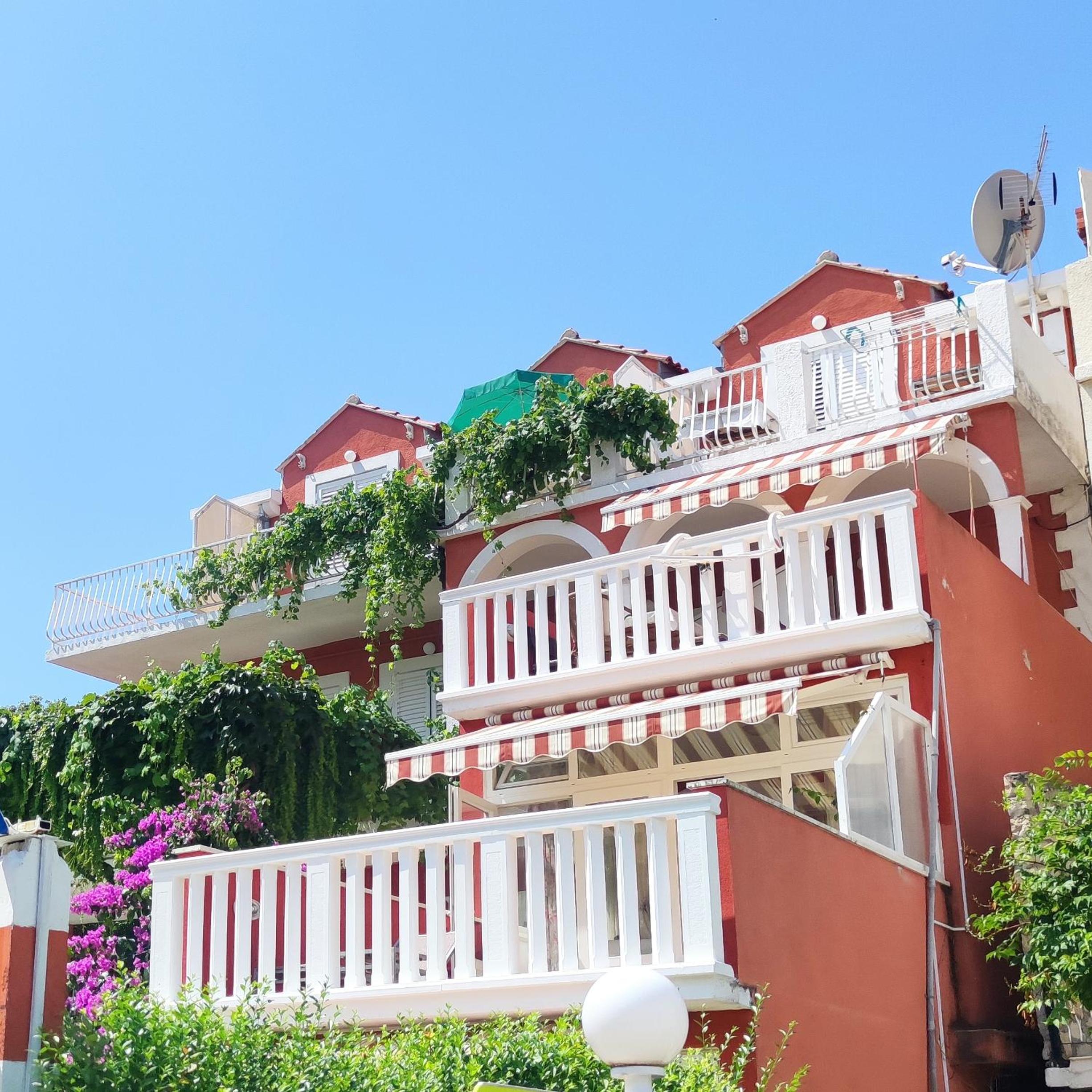Double Room with Balcony - Photo 13